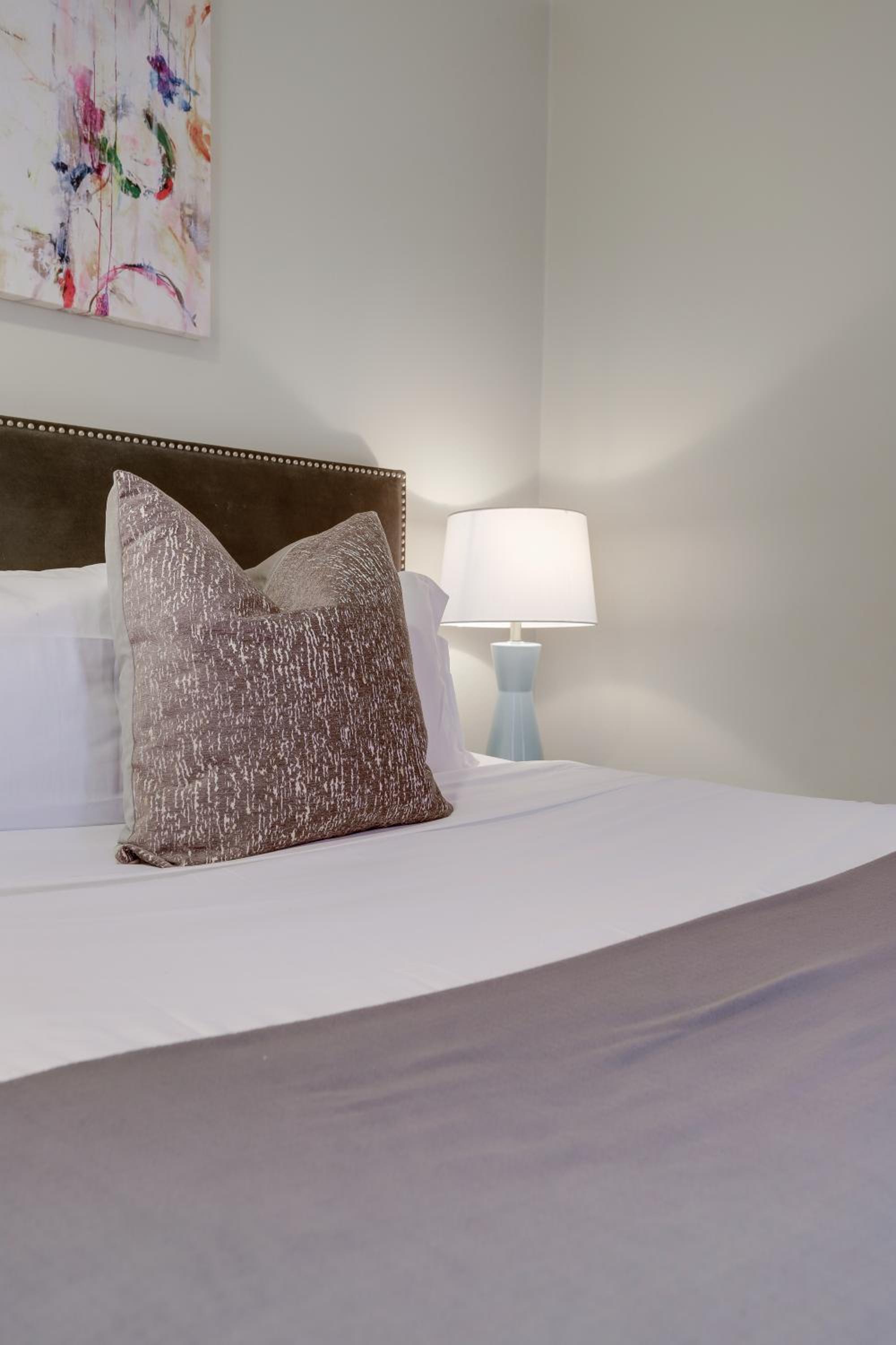 Standard Queen Room - Photo 8