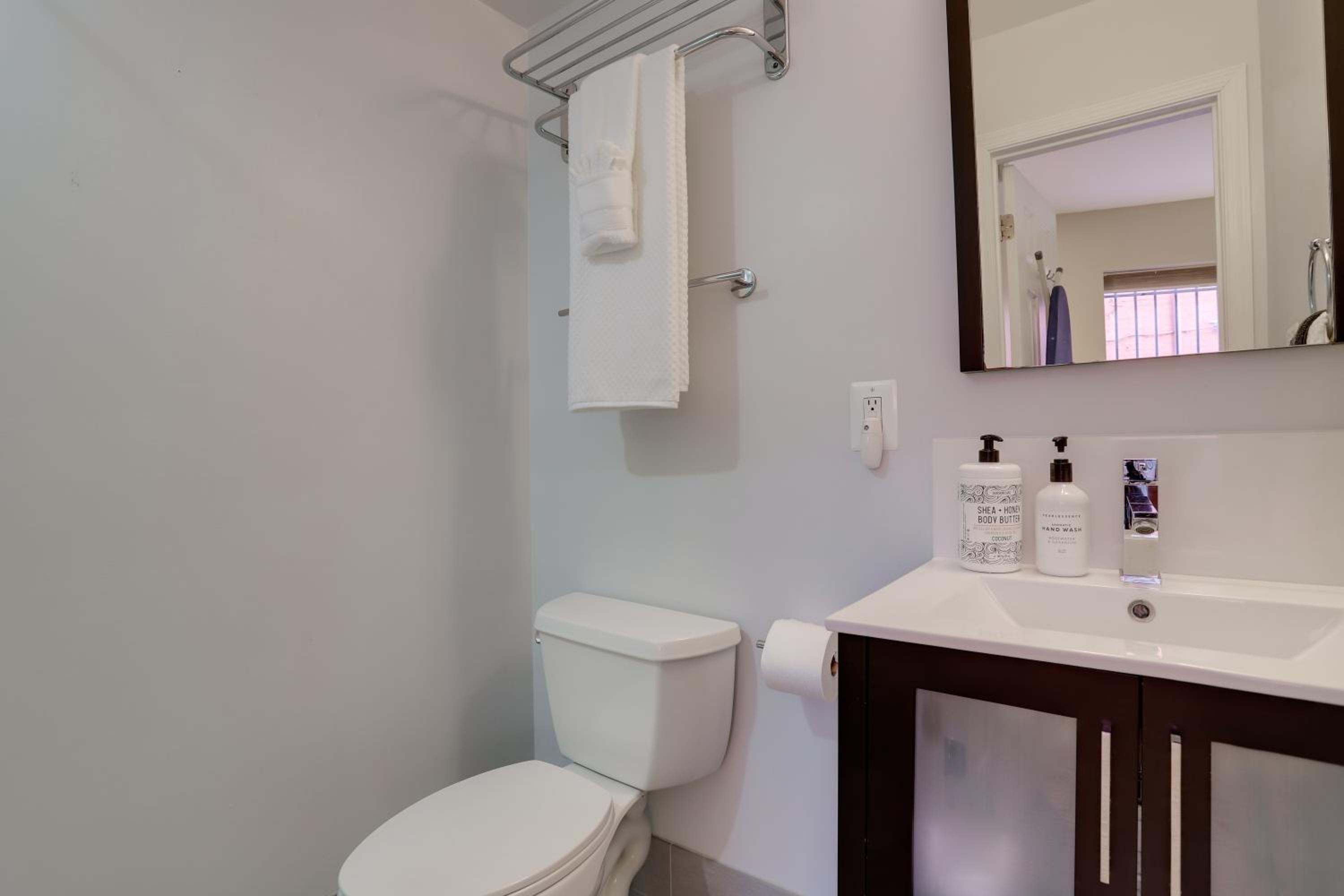 Standard Queen Room - Photo 7