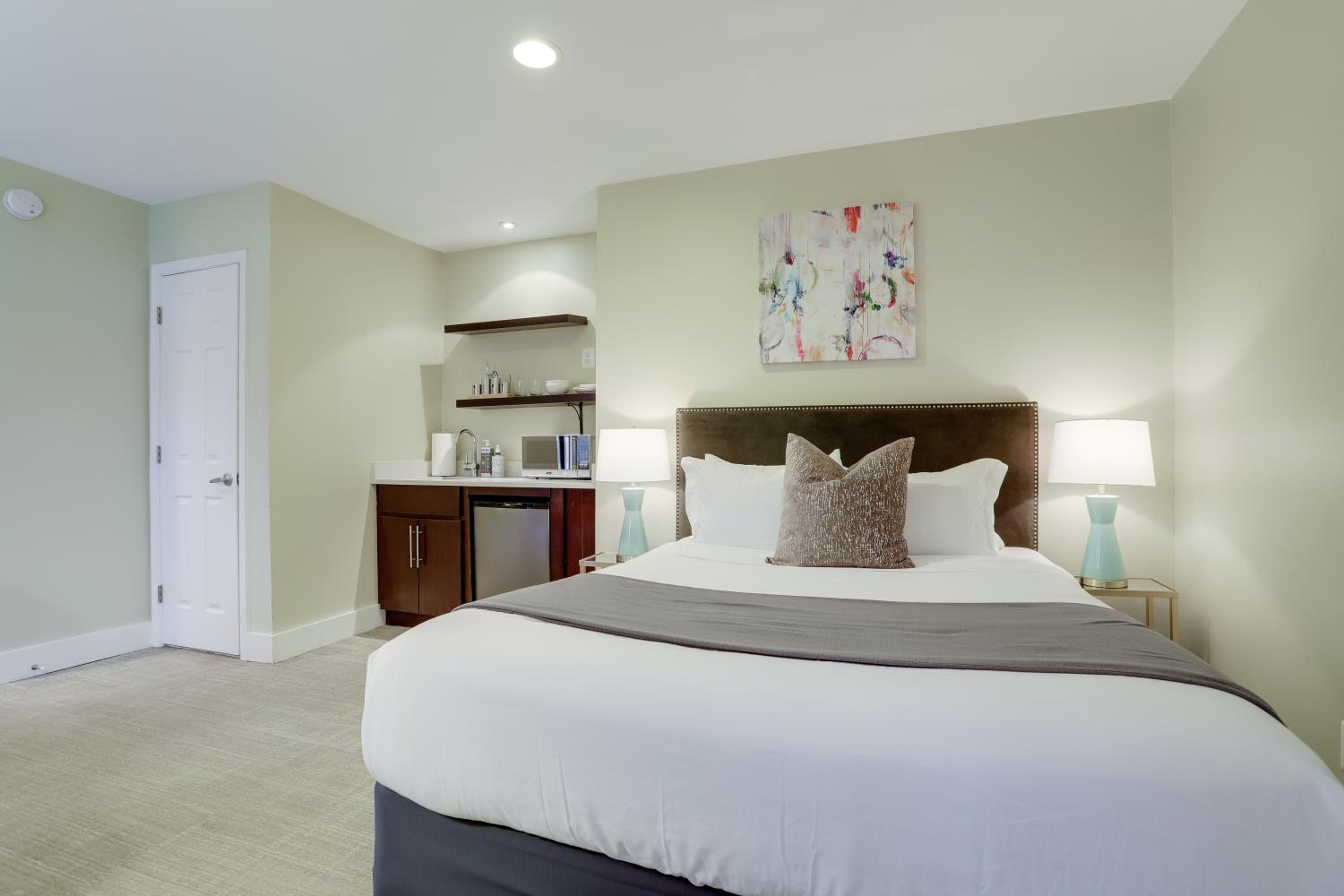 Standard Queen Room - Photo 12