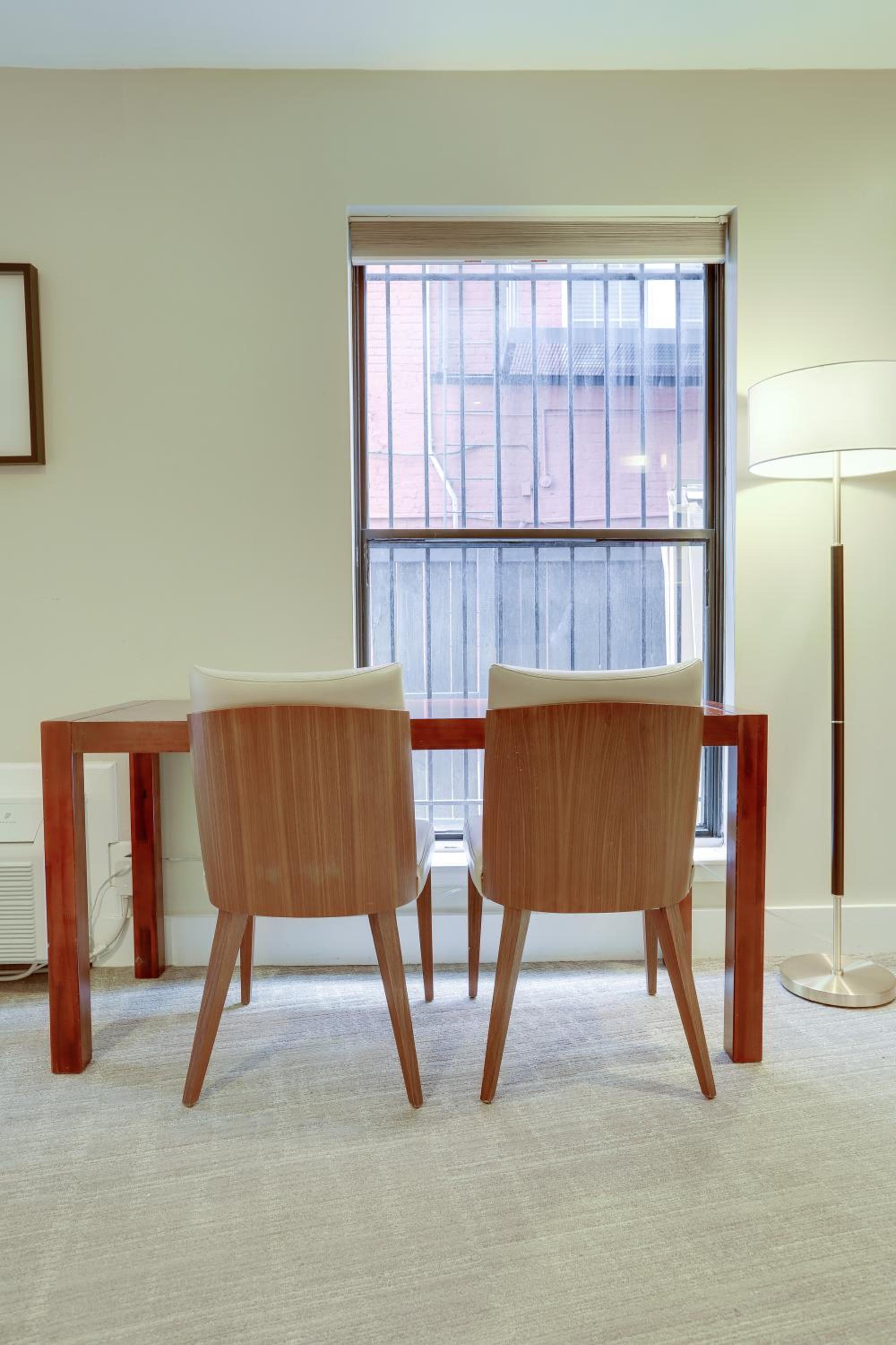 Standard Queen Room - Photo 11