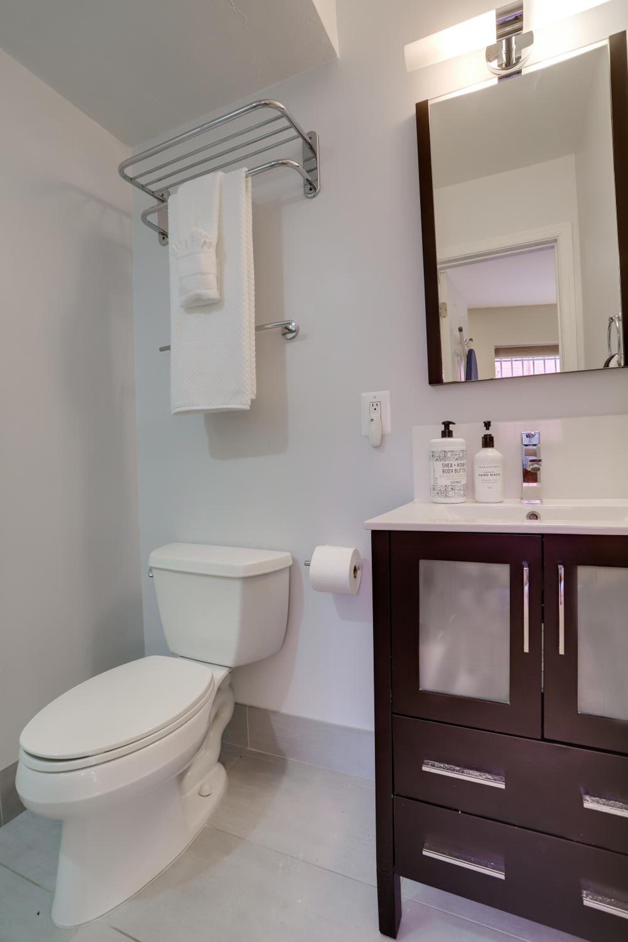 Standard Queen Room - Photo 10