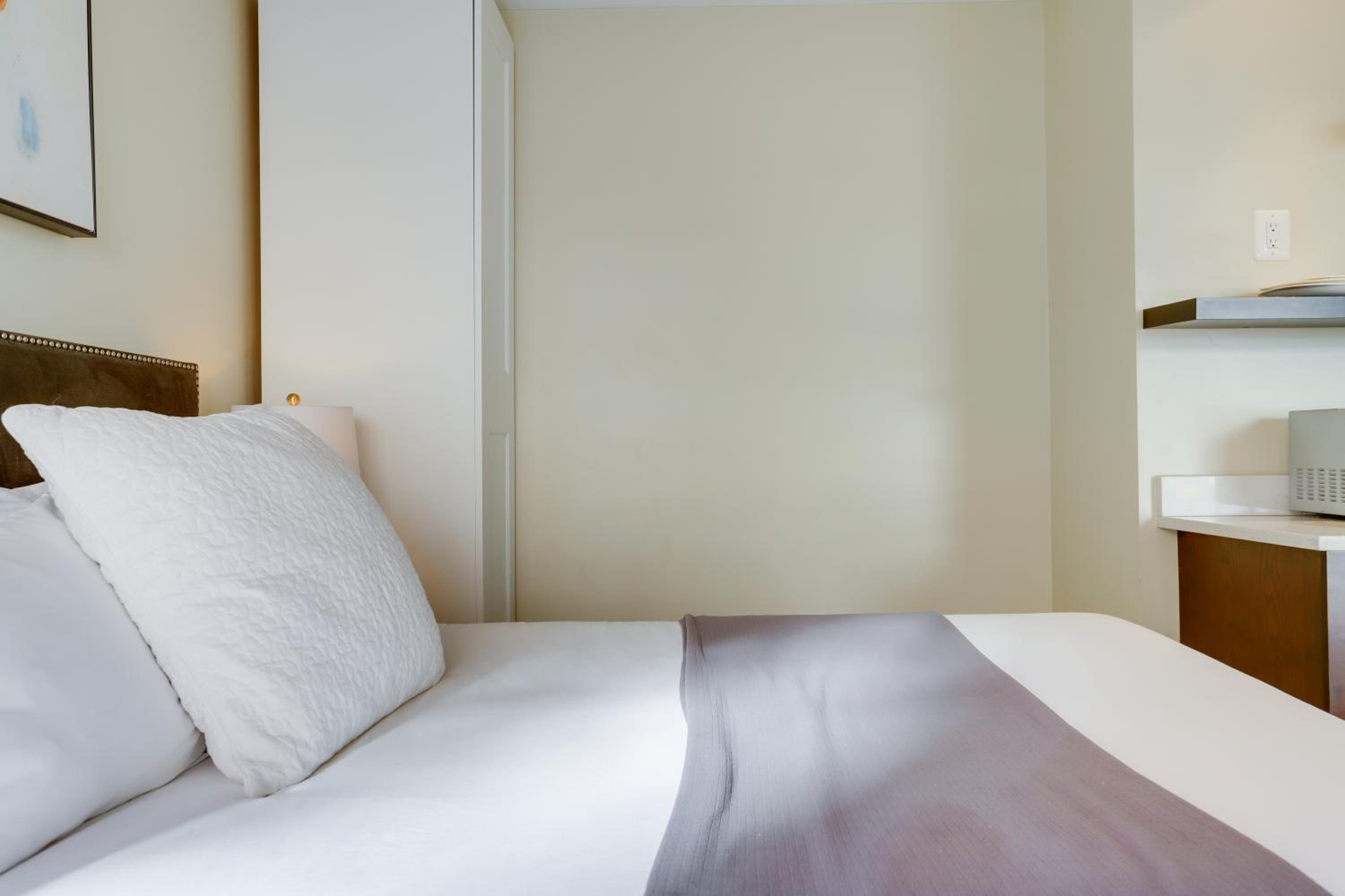 Deluxe Queen Room - Photo 7