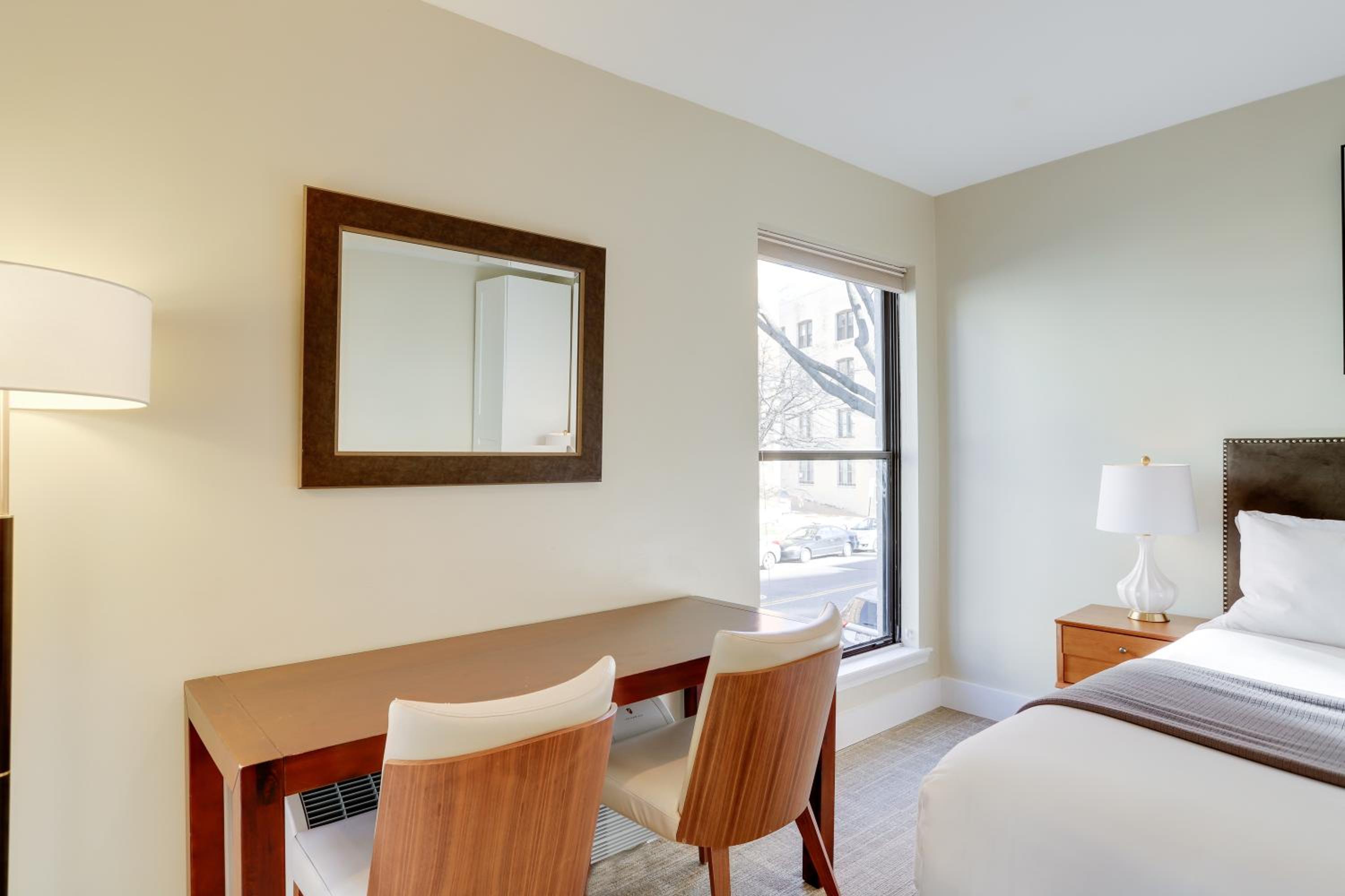 Deluxe Queen Room - Photo 2