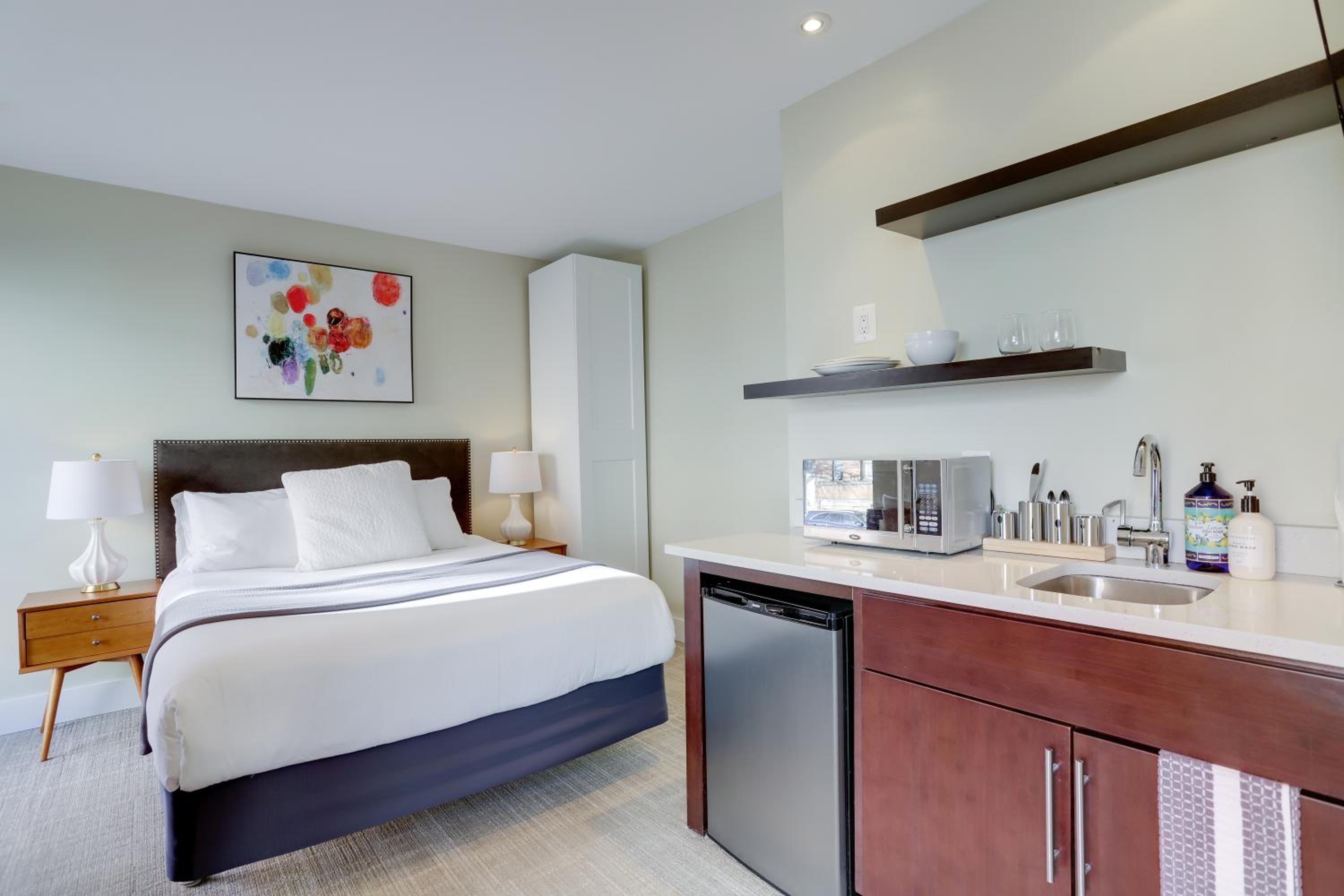 Deluxe Queen Room - Photo 6