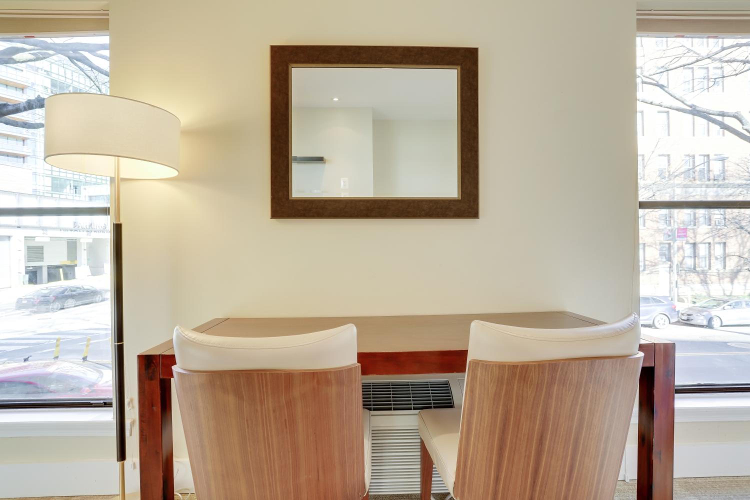 Deluxe Queen Room - Photo 12