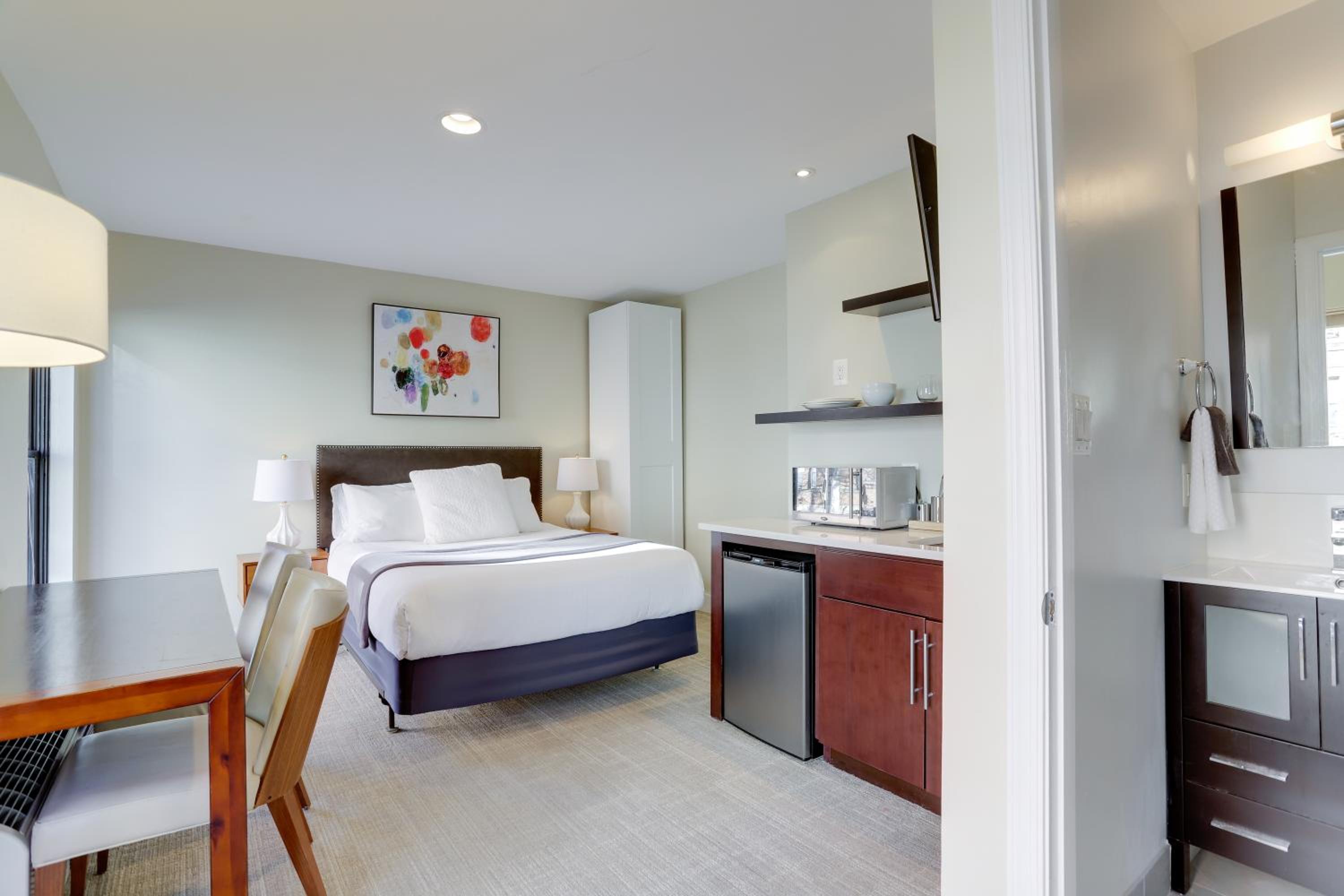 Deluxe Queen Room - Photo 1