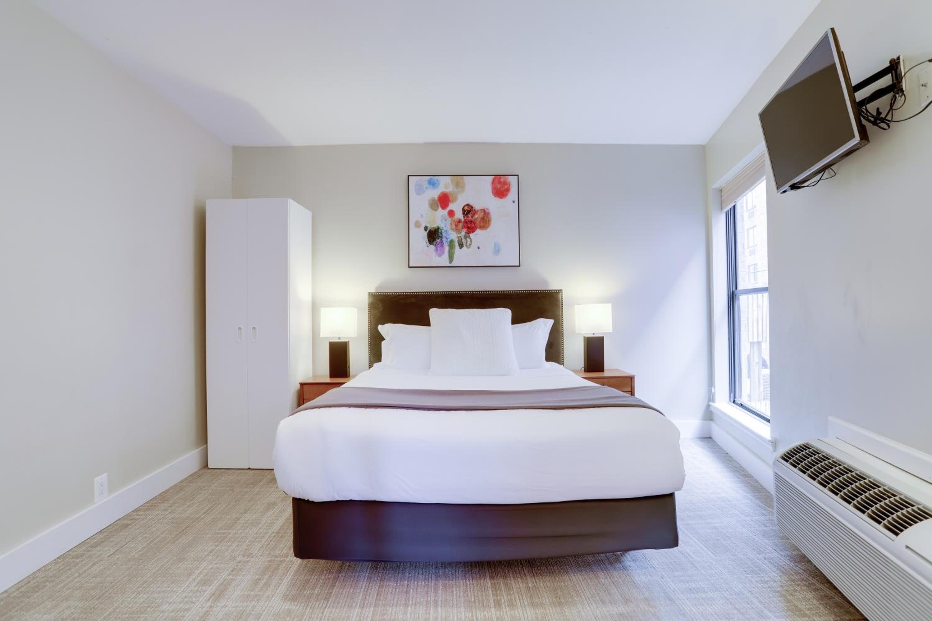 Standard Queen Room - Photo 13