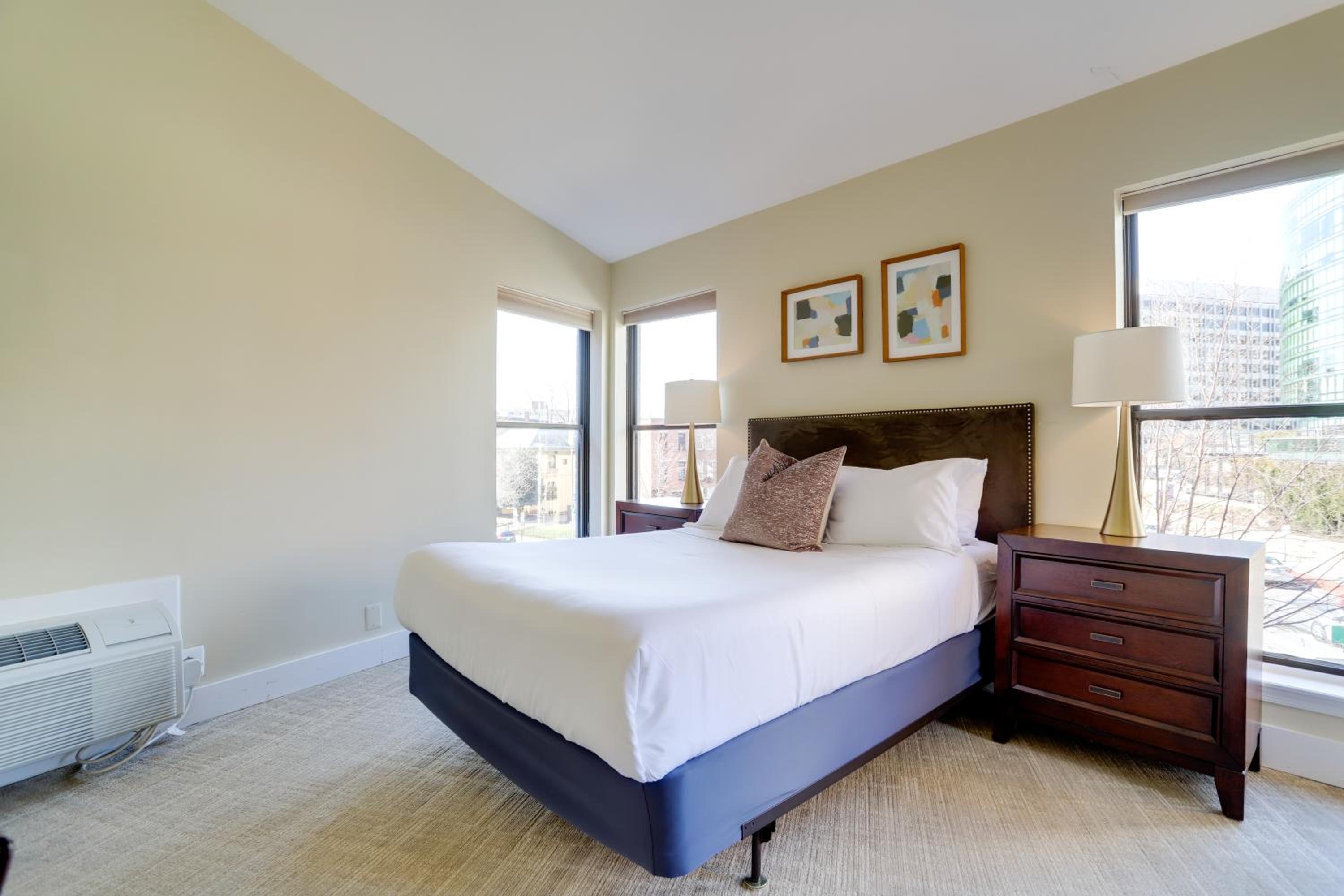 Deluxe Room (2 Adults + 1 Child) - Photo 4