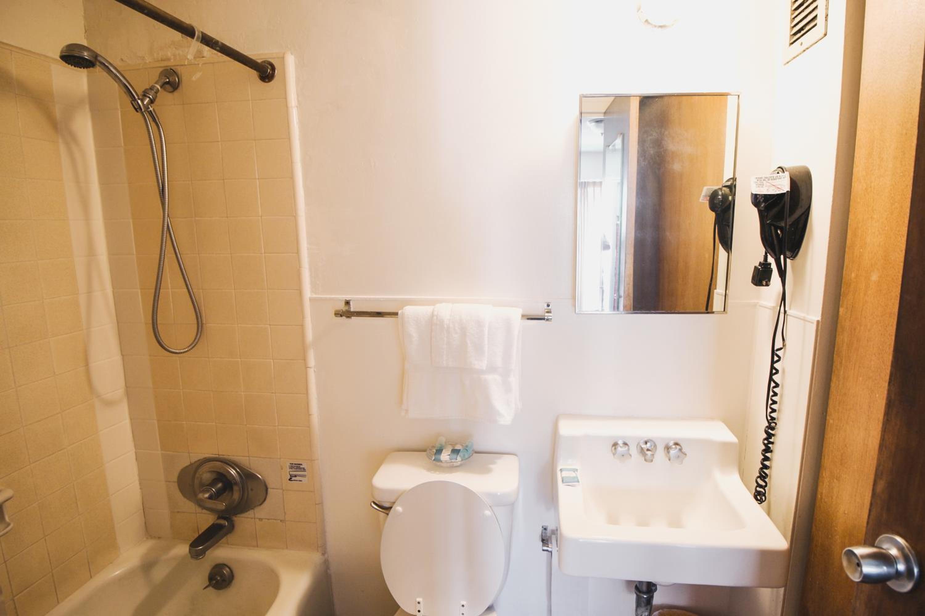 1 Bedroom Suite King and Sofa Sleeper with Full Kitchen photo 2