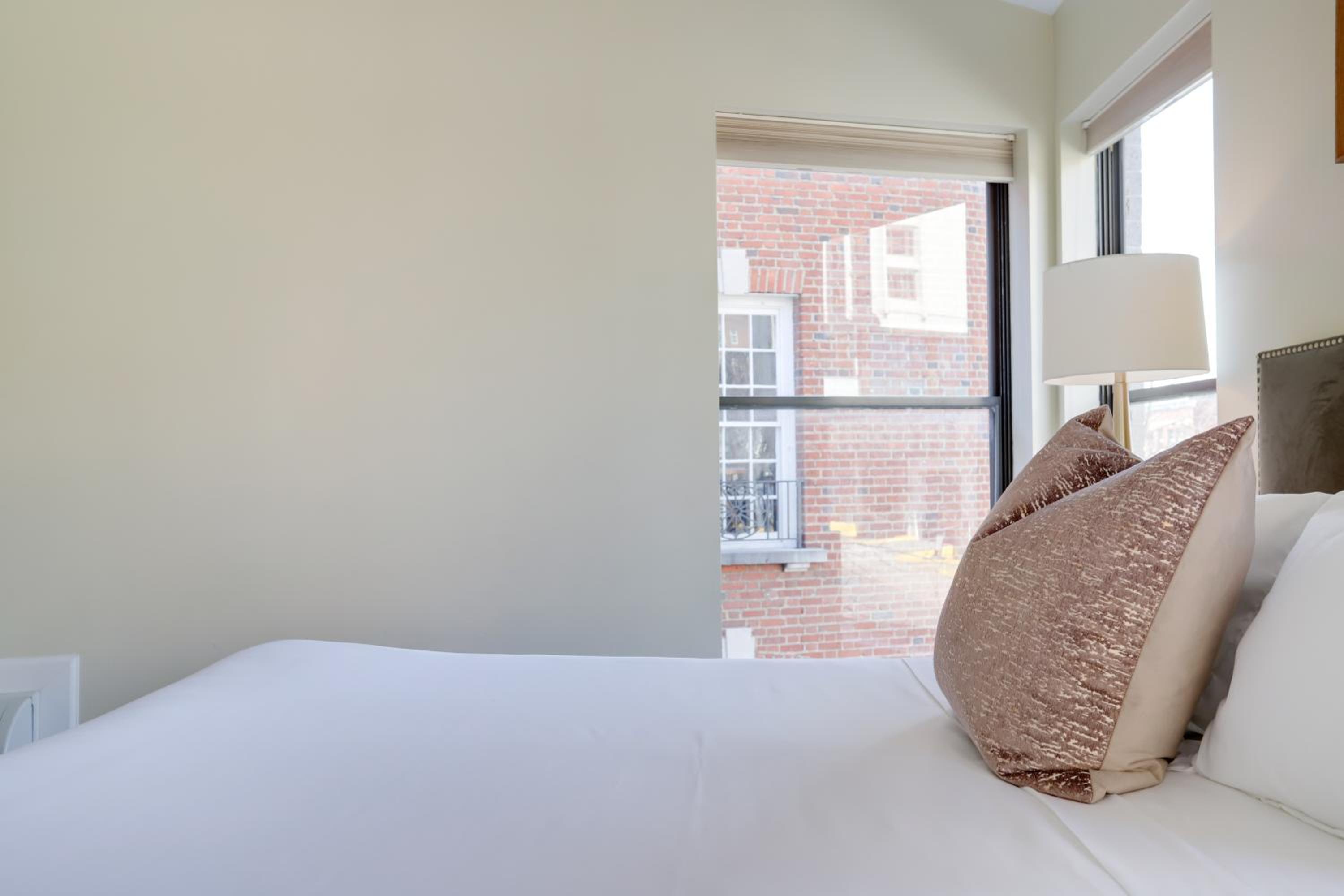 Deluxe Room (2 Adults + 1 Child) - Photo 2