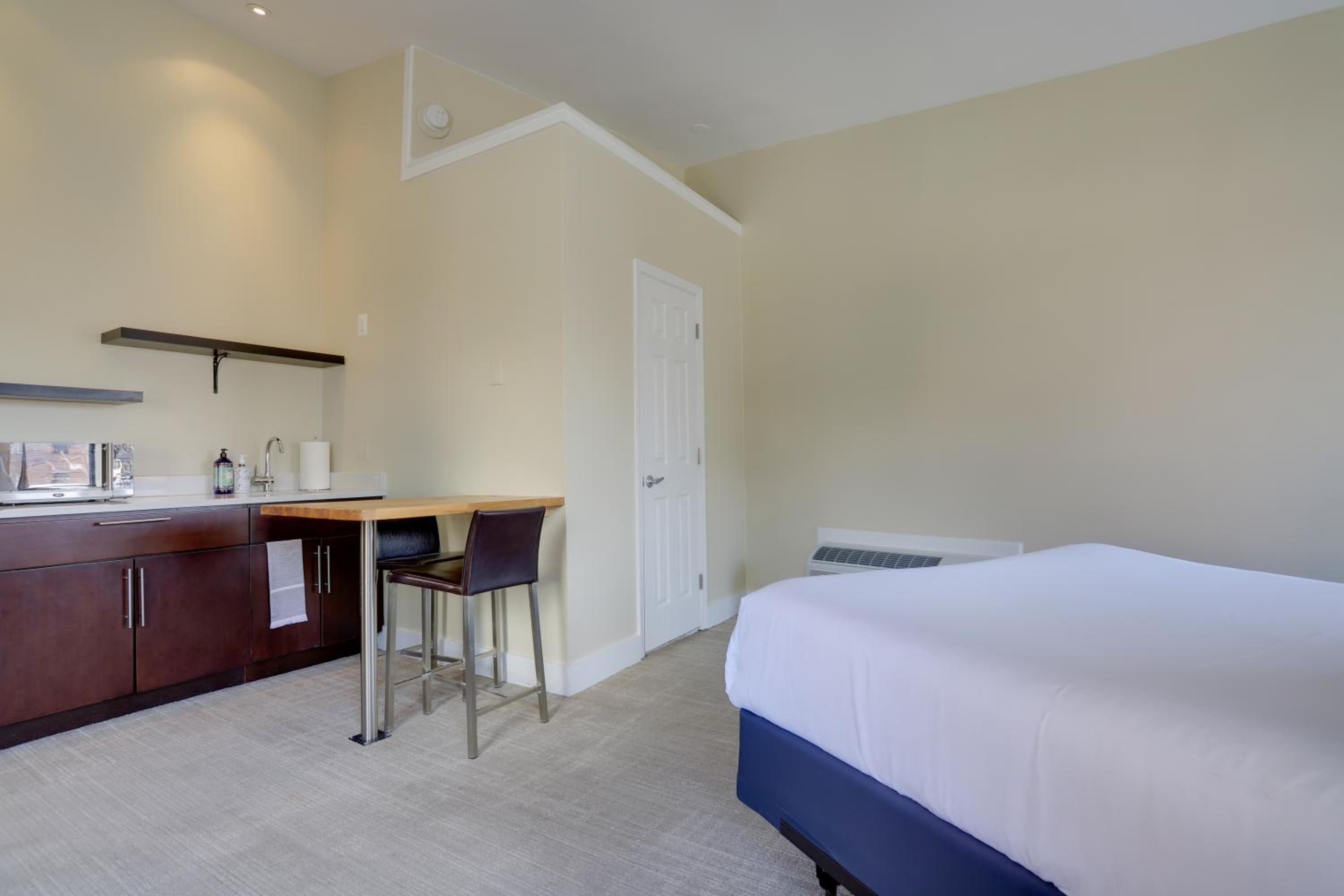 Deluxe Room (2 Adults + 1 Child) - Photo 3