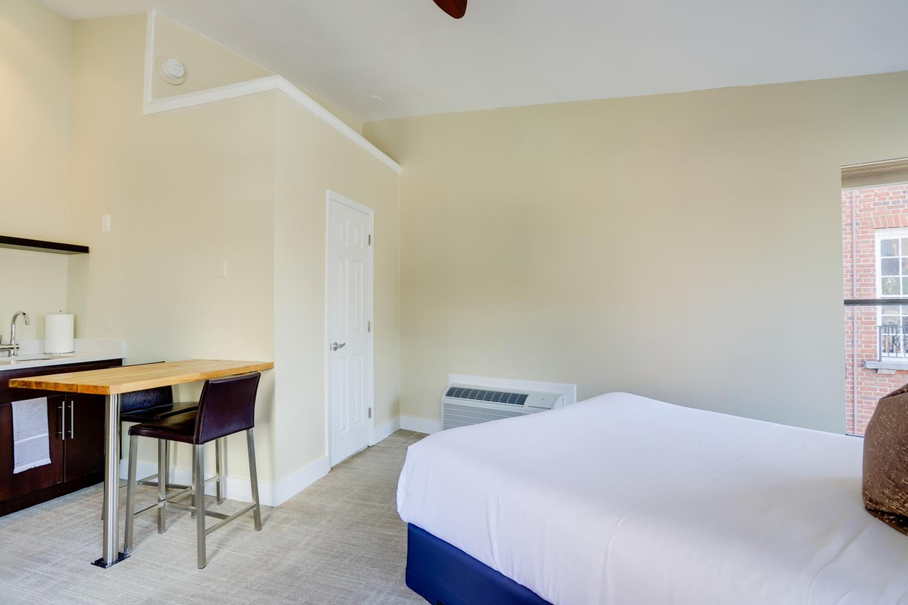 Deluxe Room (2 Adults + 1 Child) - Photo 9
