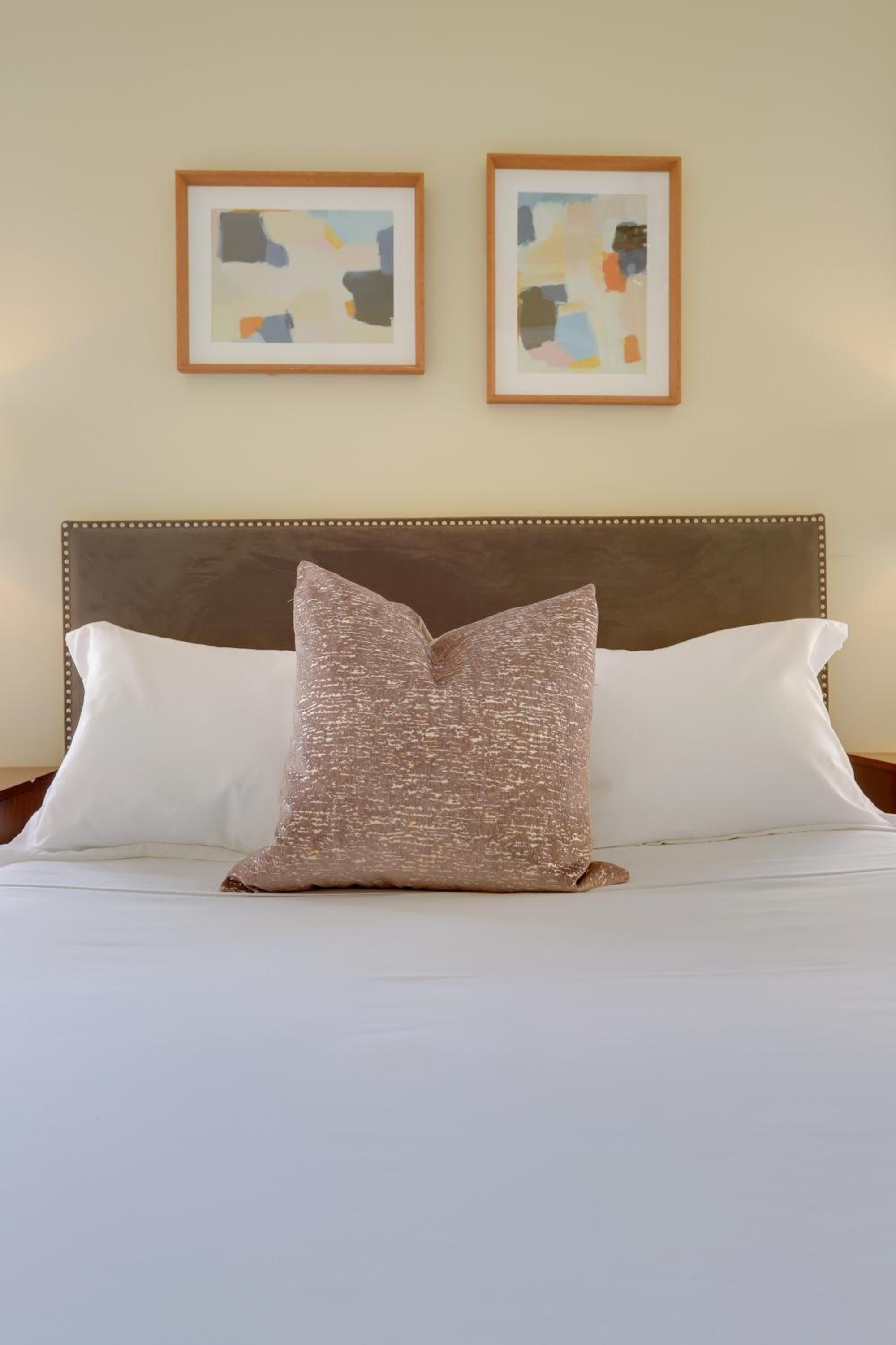 Deluxe Room (2 Adults + 1 Child) - Photo 1