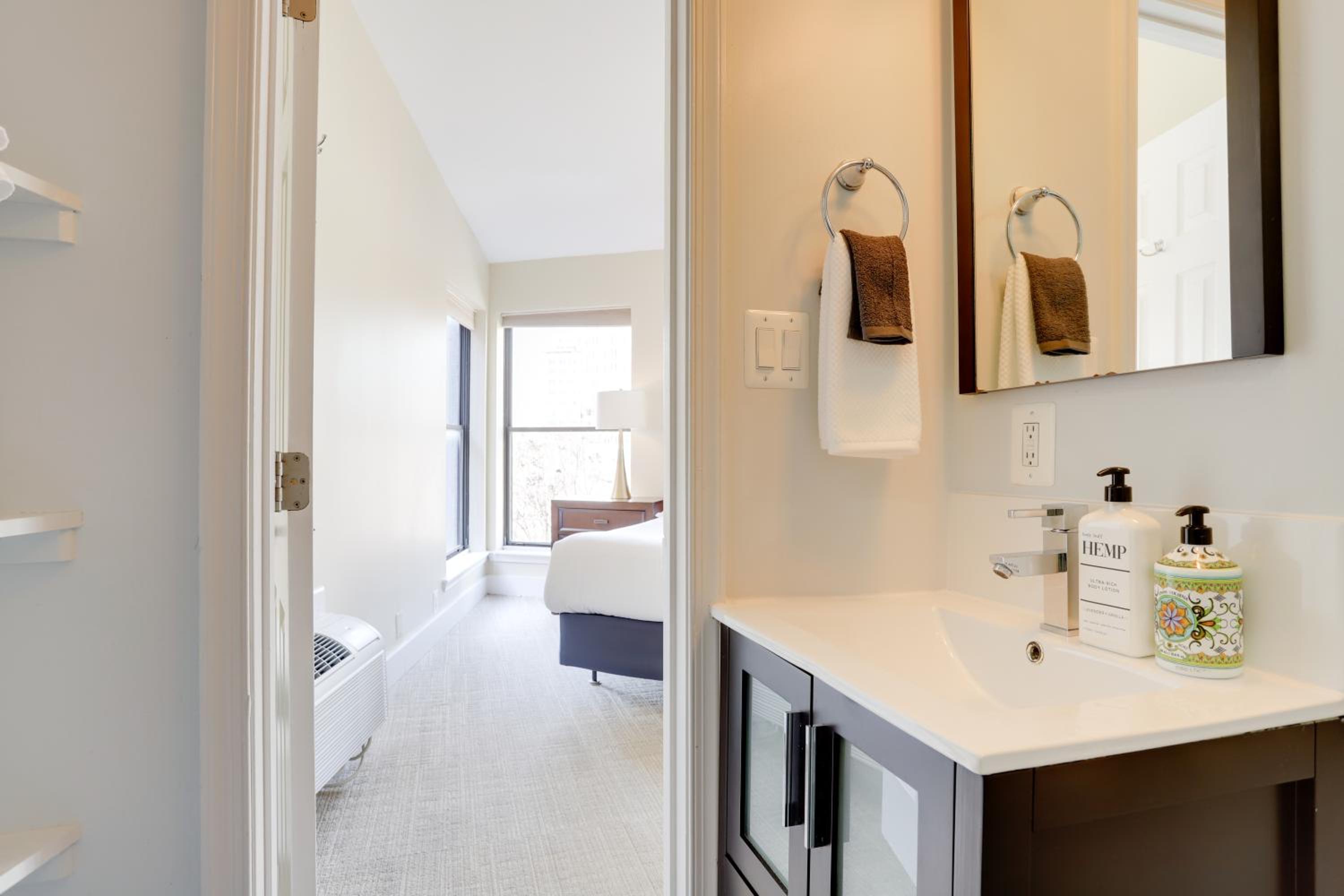 Deluxe Room (2 Adults + 1 Child) - Photo 6