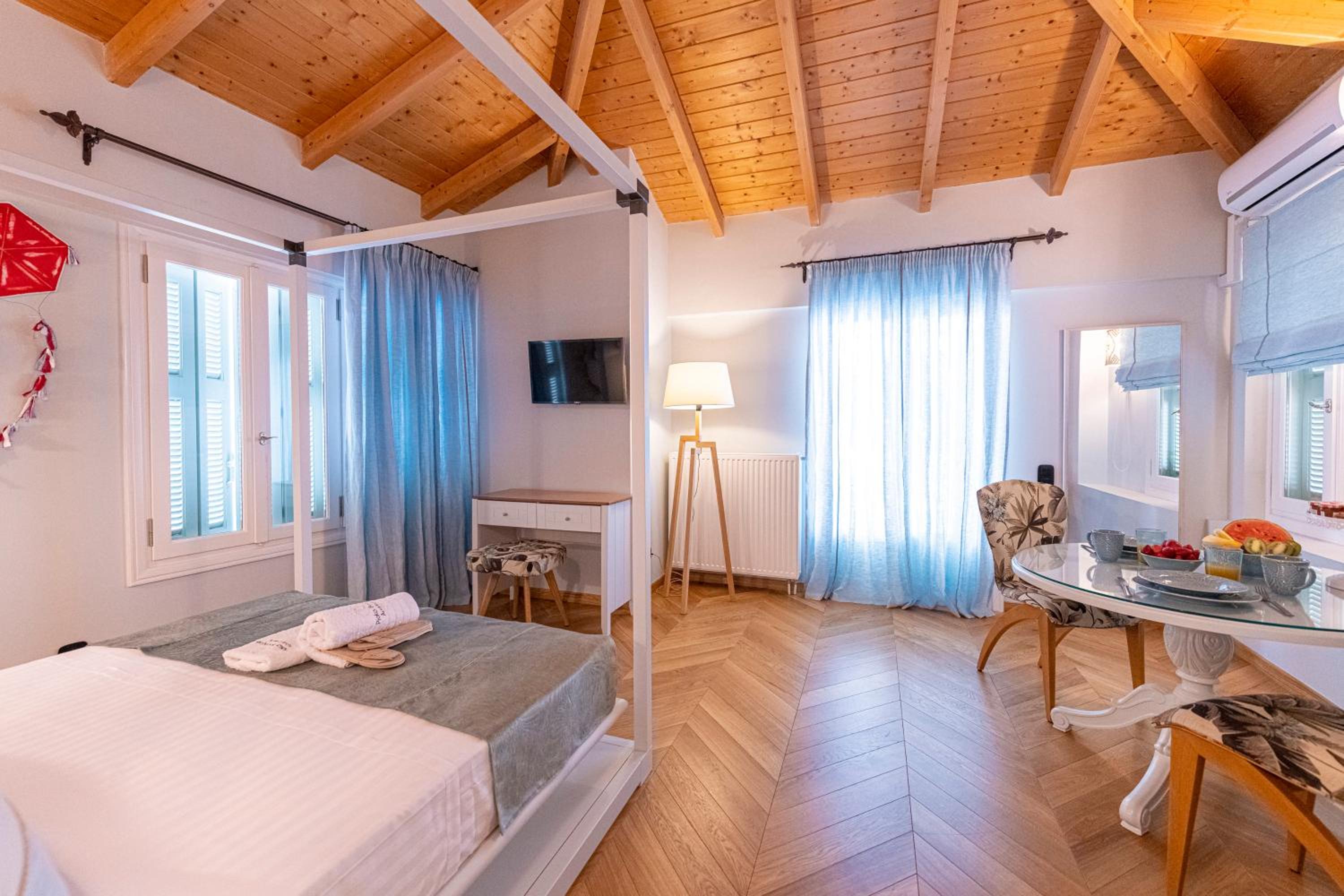 Queen Suite with Spa Bath
