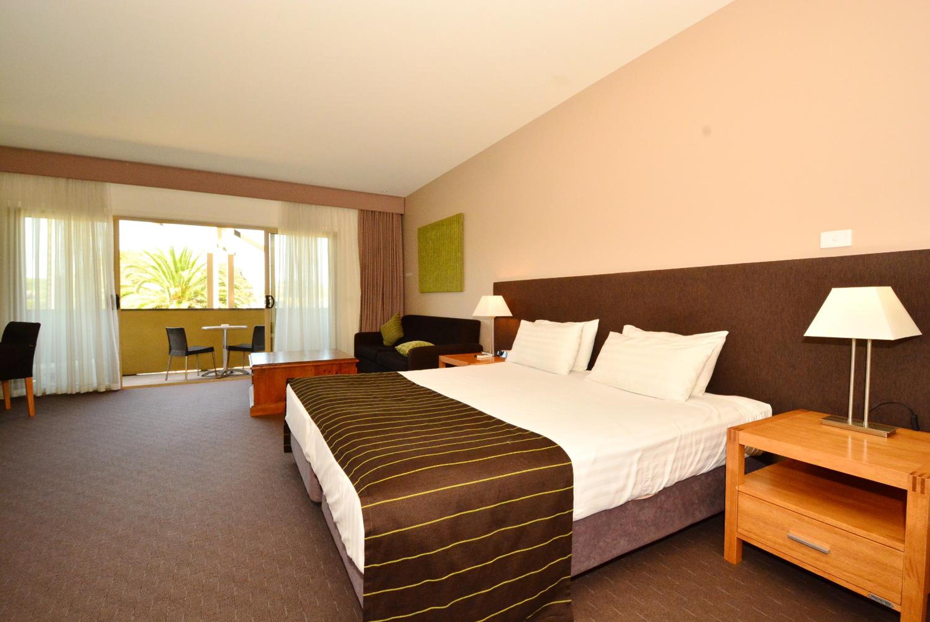 Deluxe King Suite photo 3