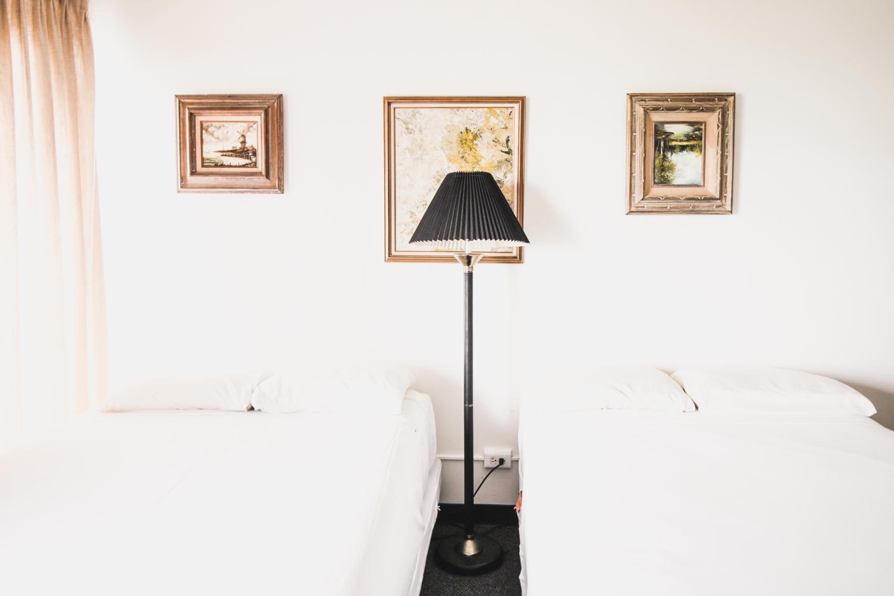 1 Bedroom Suite Queen and 2 Doubles with Full Kitchen photo 2
