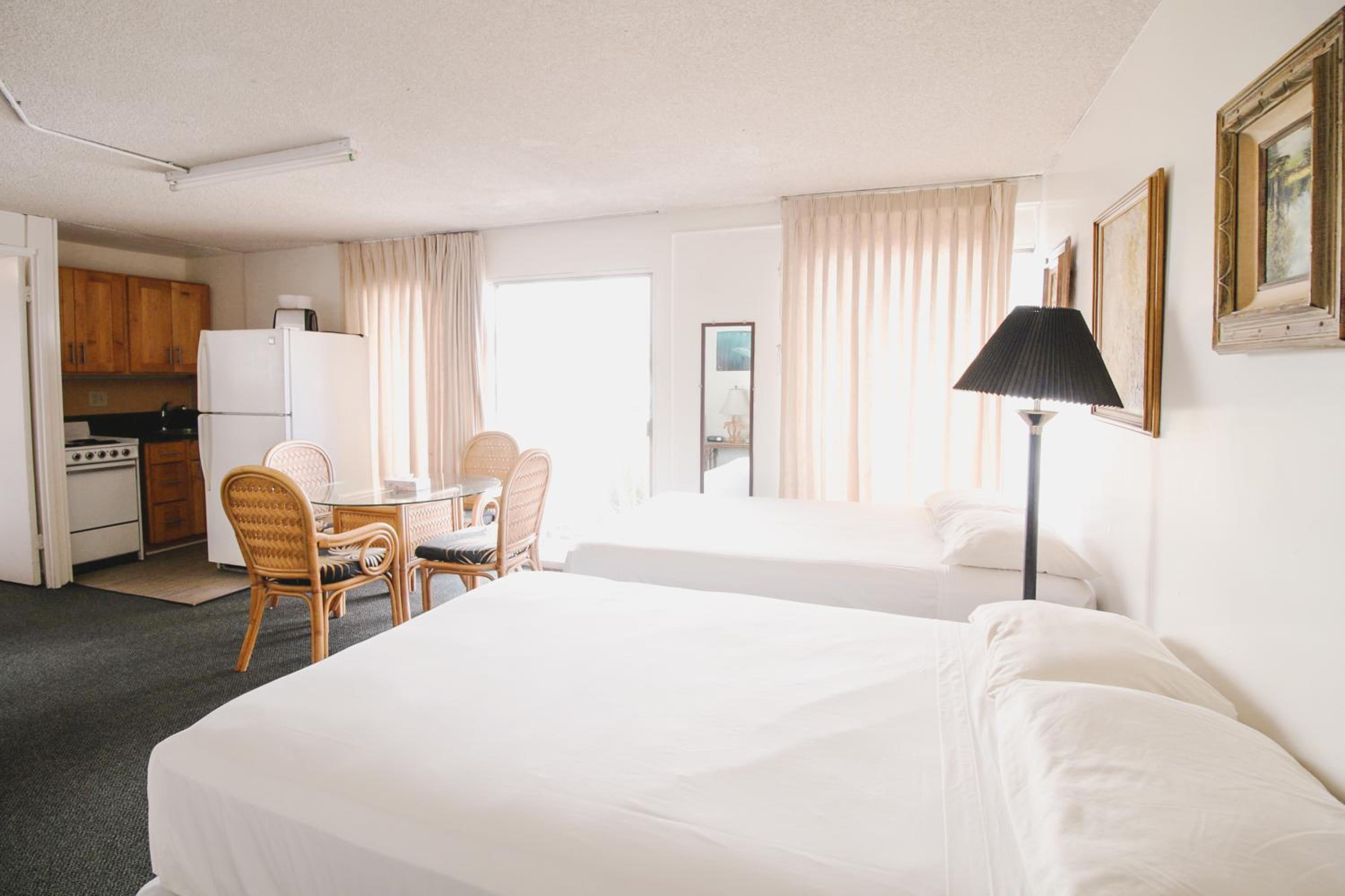 1 Bedroom Suite Queen and 2 Doubles with Full Kitchen