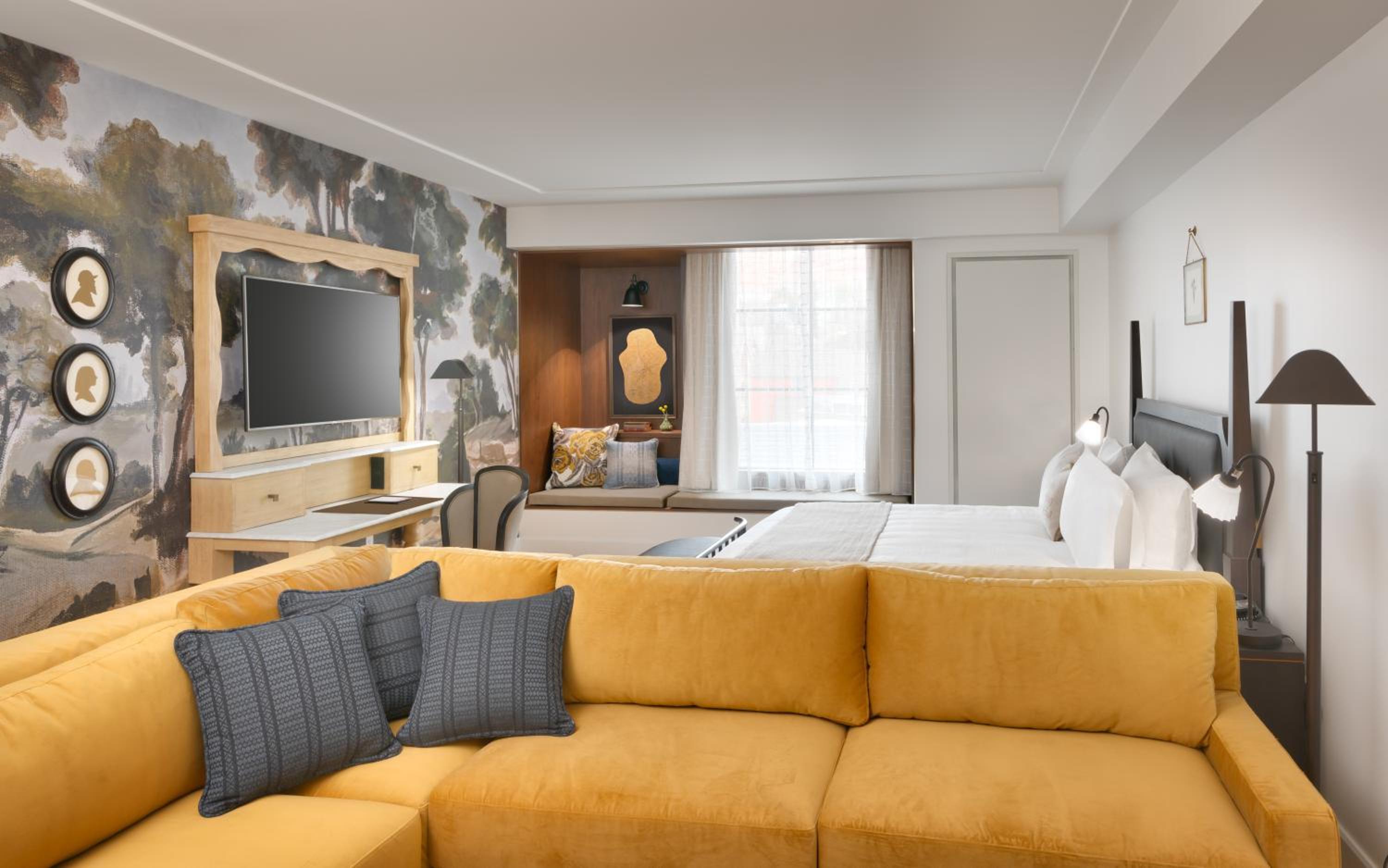 1 Bedroom Suite, 1 King, City view - Photo 1
