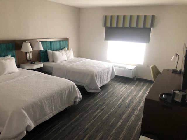 Queen Room with Two Queen Beds - Photo 2
