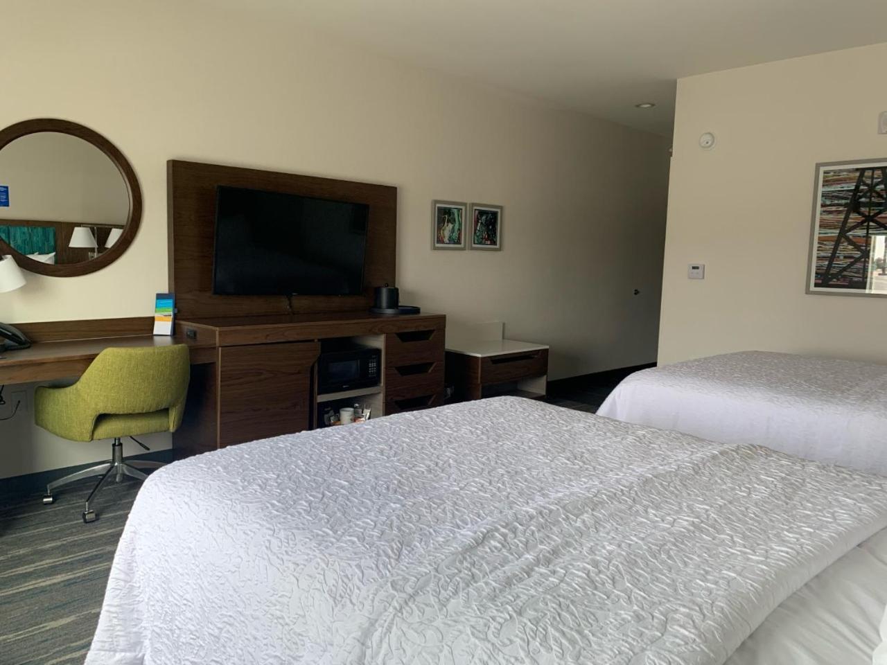 Queen Room with Two Queen Beds - Photo 4