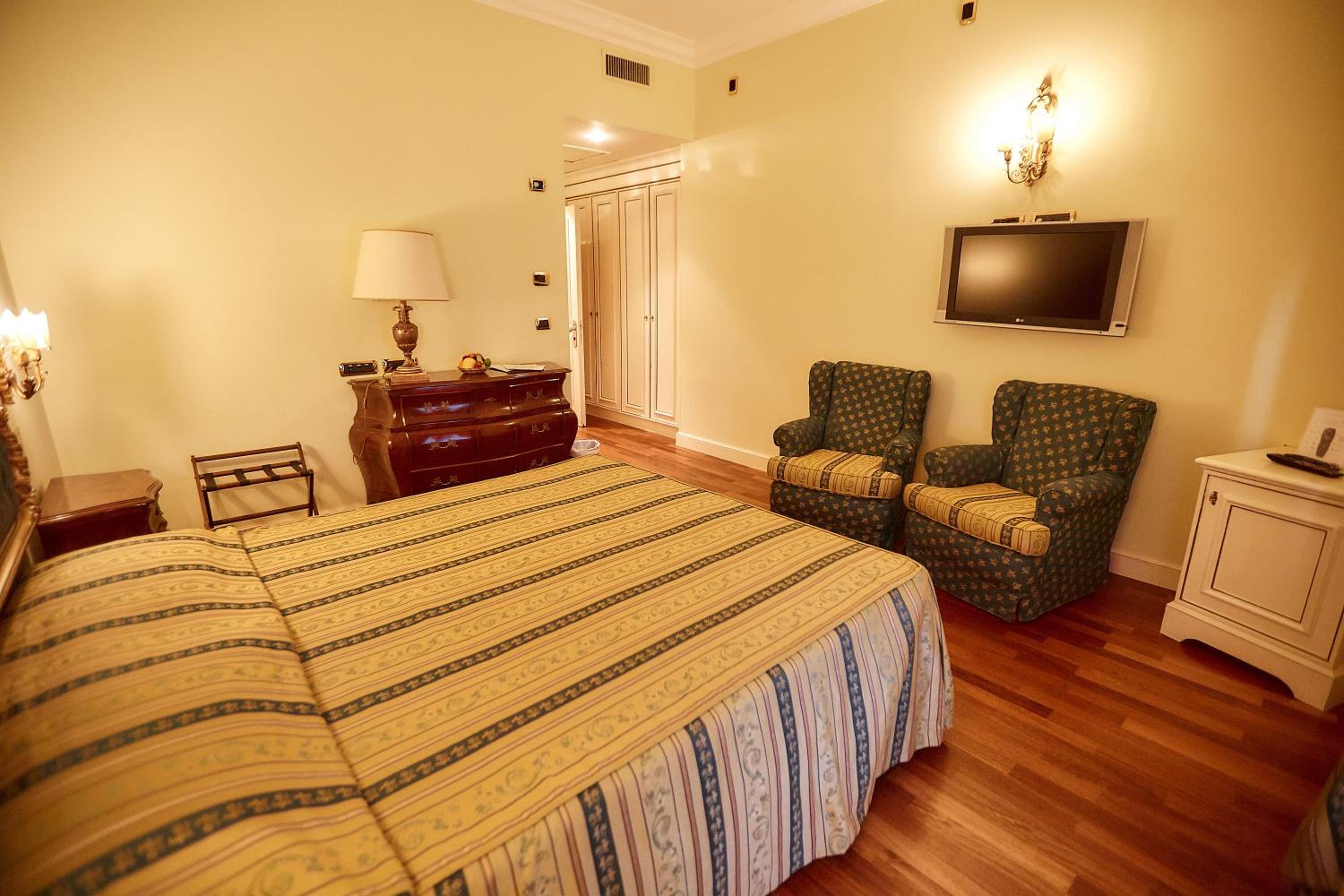 Deluxe Room - Photo 4