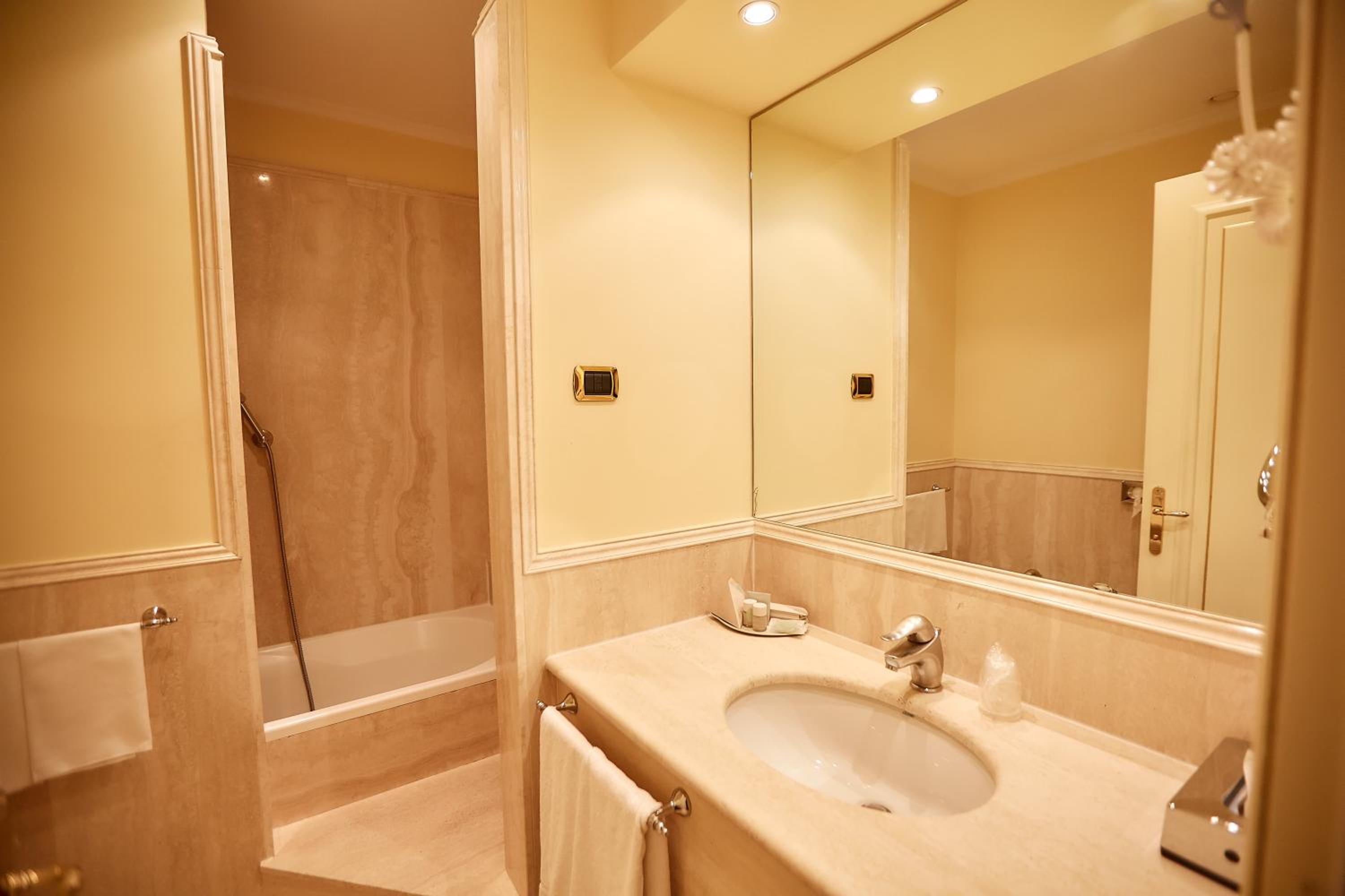 Deluxe Room - Photo 2