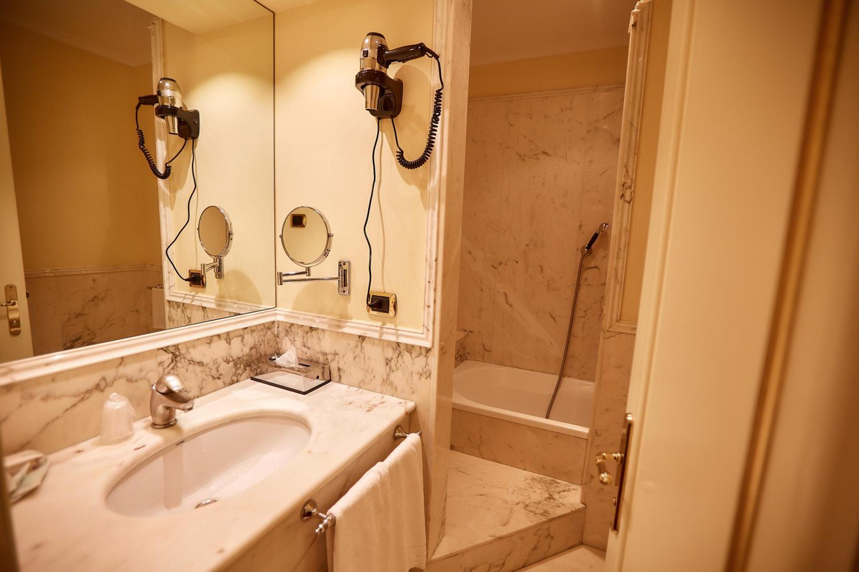 Deluxe Room - Photo 3