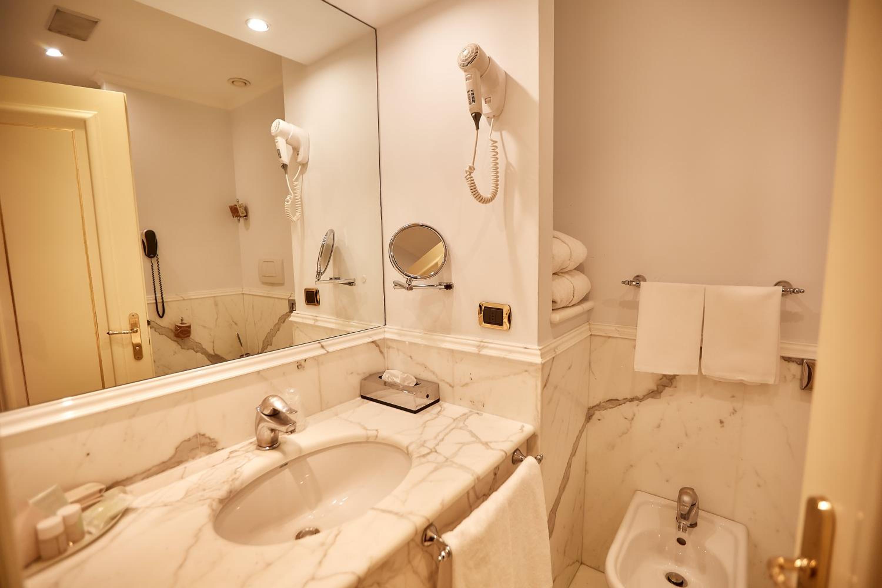 Double or Twin Room - Photo 4