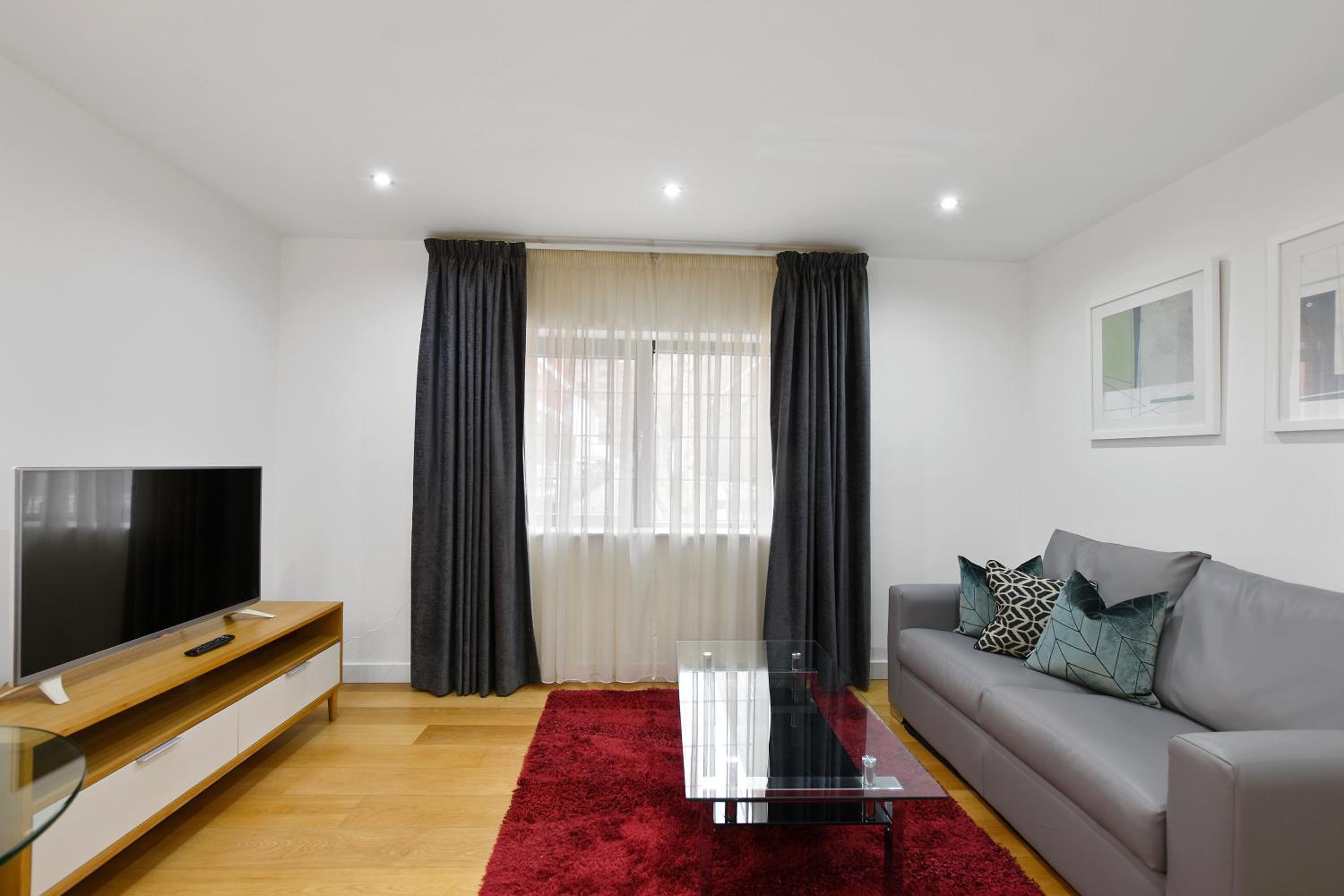 One-Bedroom Apartment photo 2
