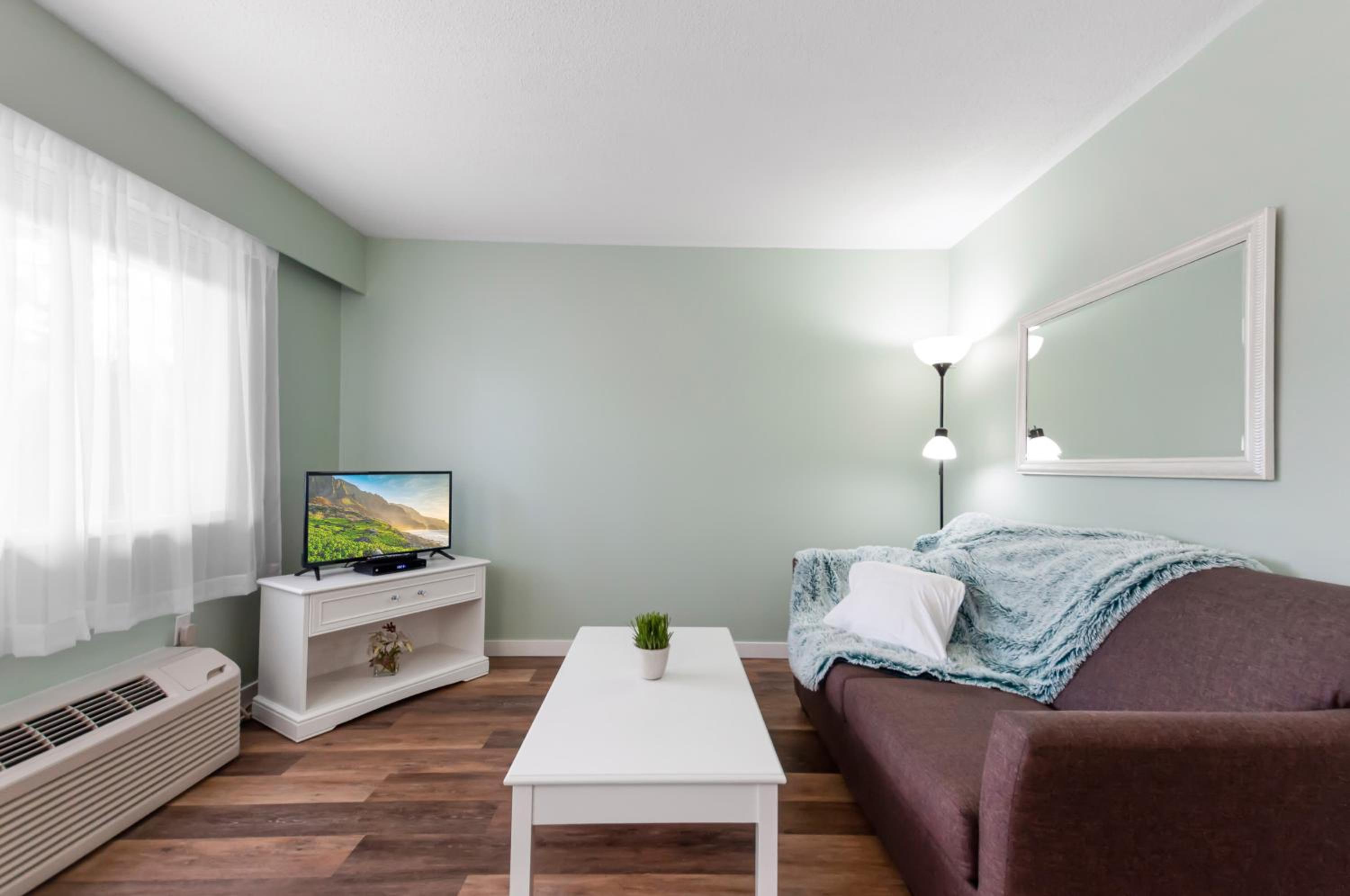 Deluxe One Bedroom Queen + Sofa Bed + Kitchen photo 2
