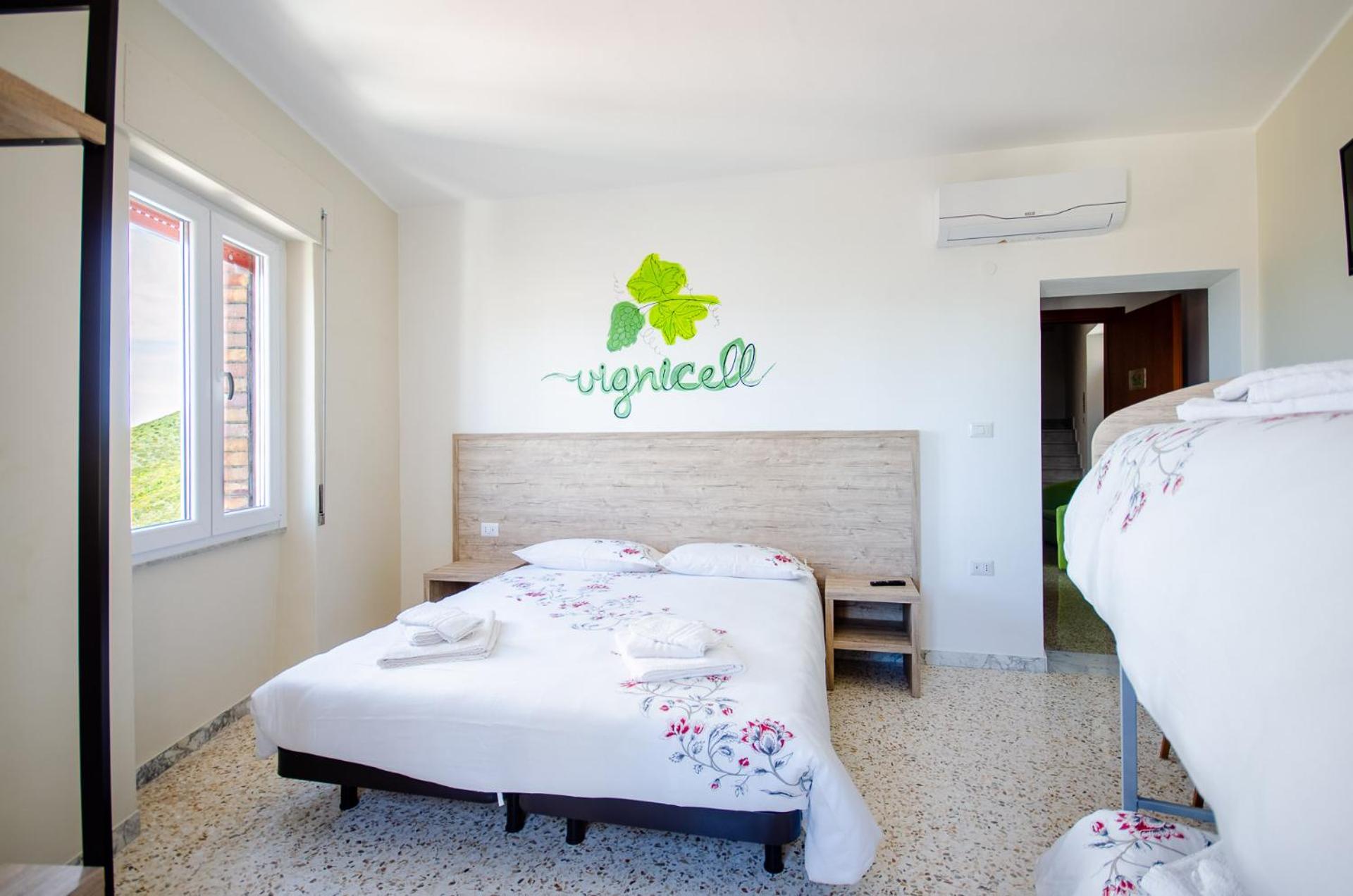 Quadruple Room with Private Bathroom - Photo 11