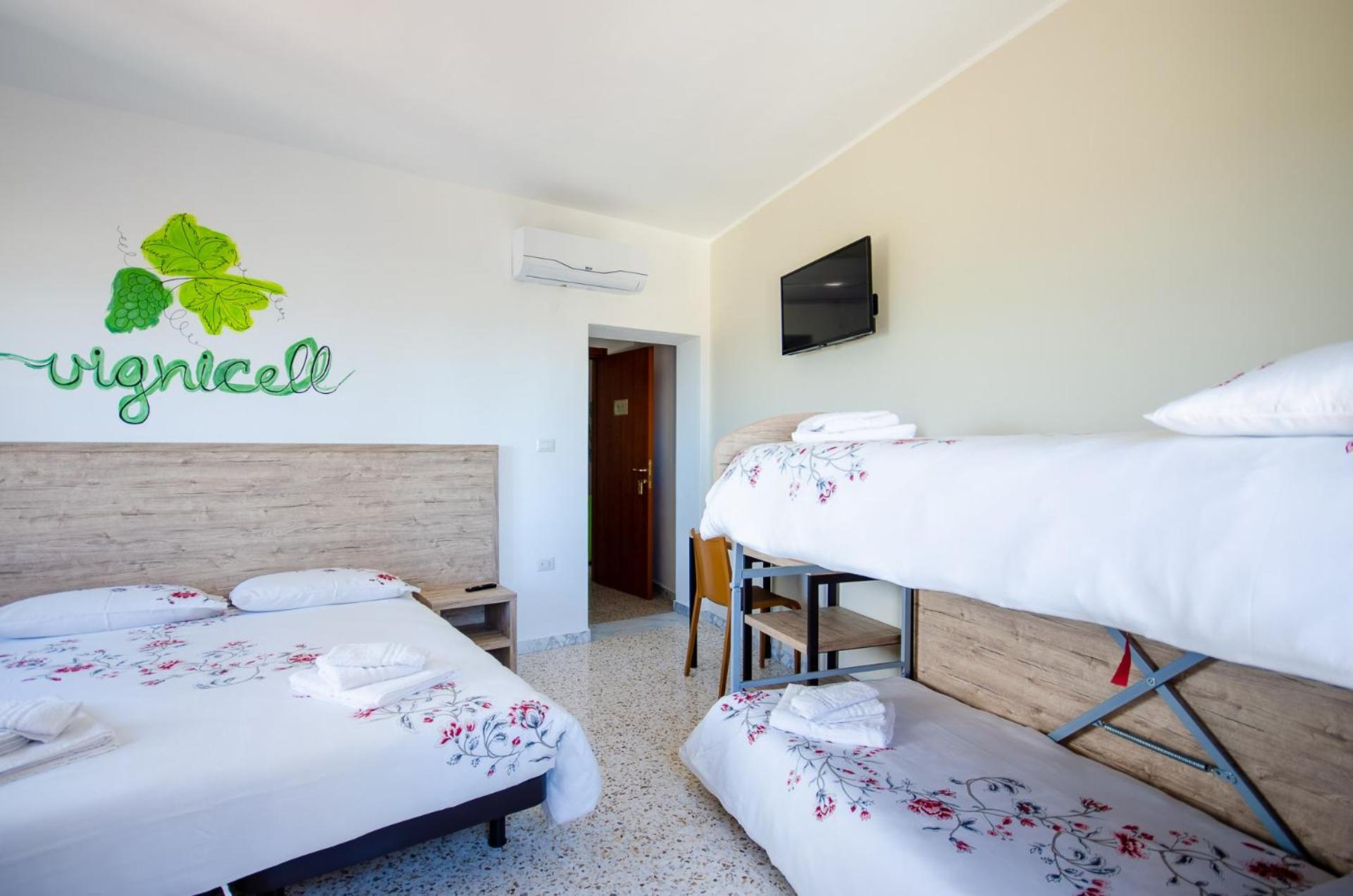 Quadruple Room with Private Bathroom - Photo 10