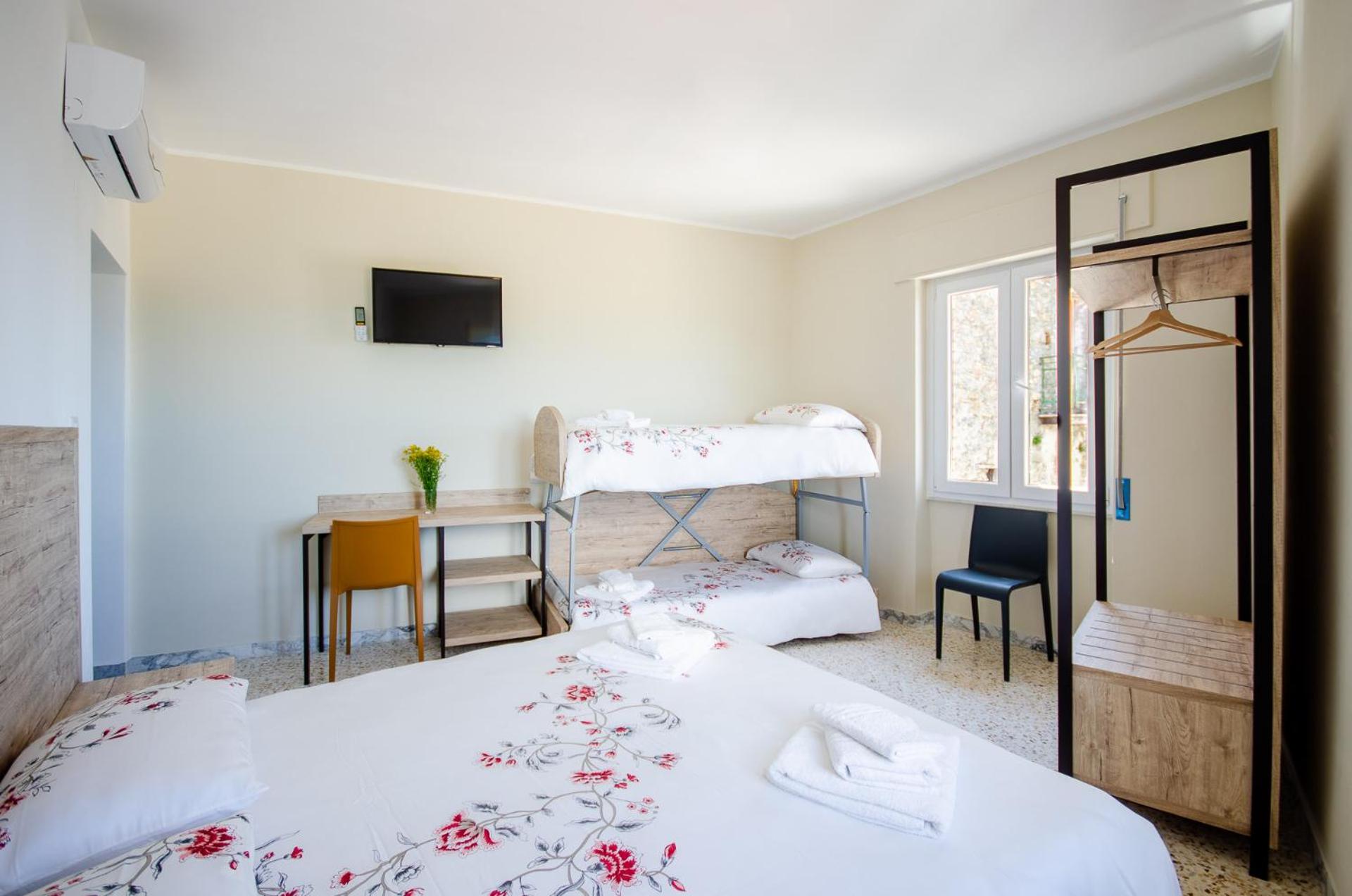 Quadruple Room with Private Bathroom - Photo 9