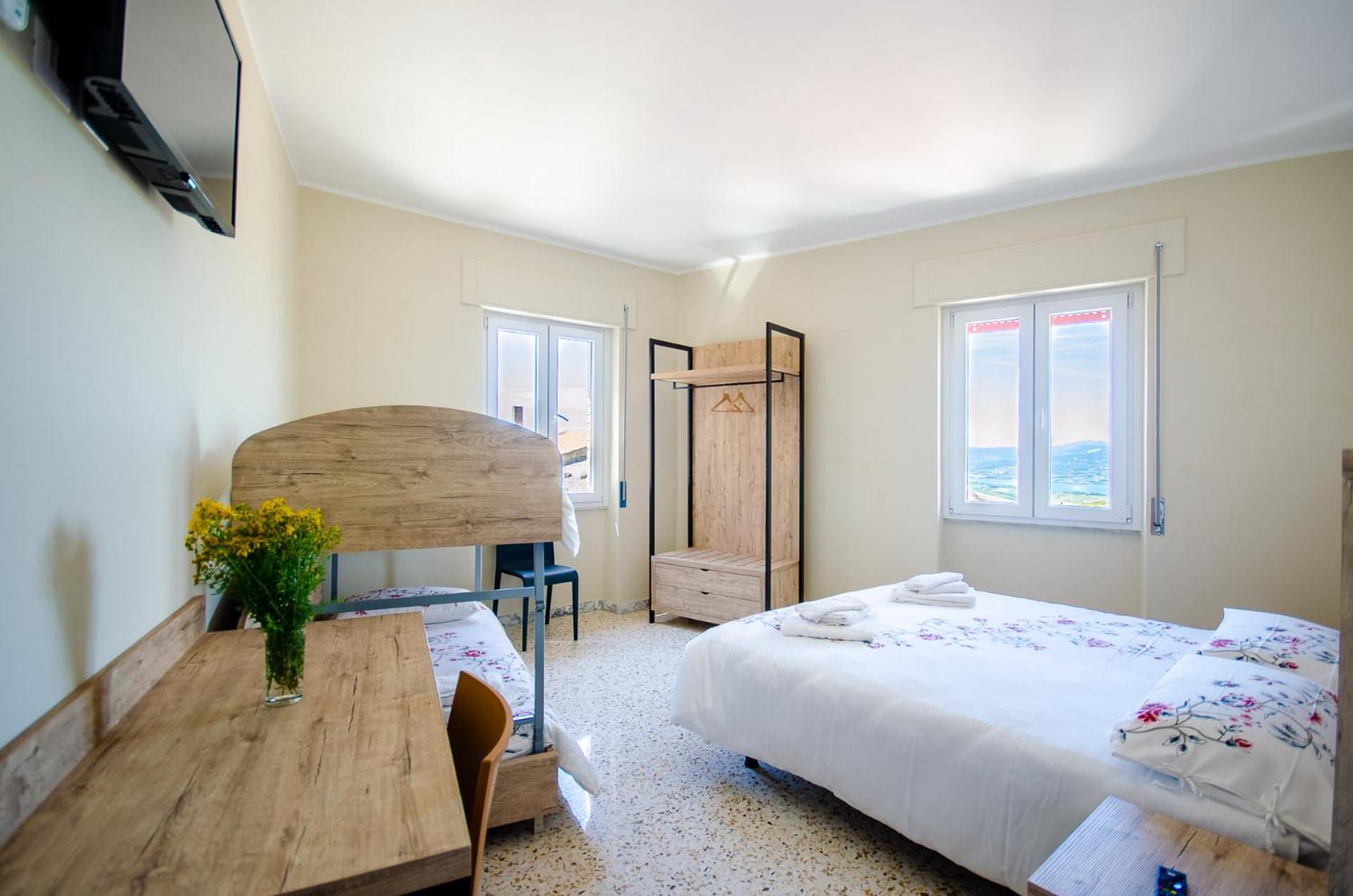 Quadruple Room with Private Bathroom - Photo 8