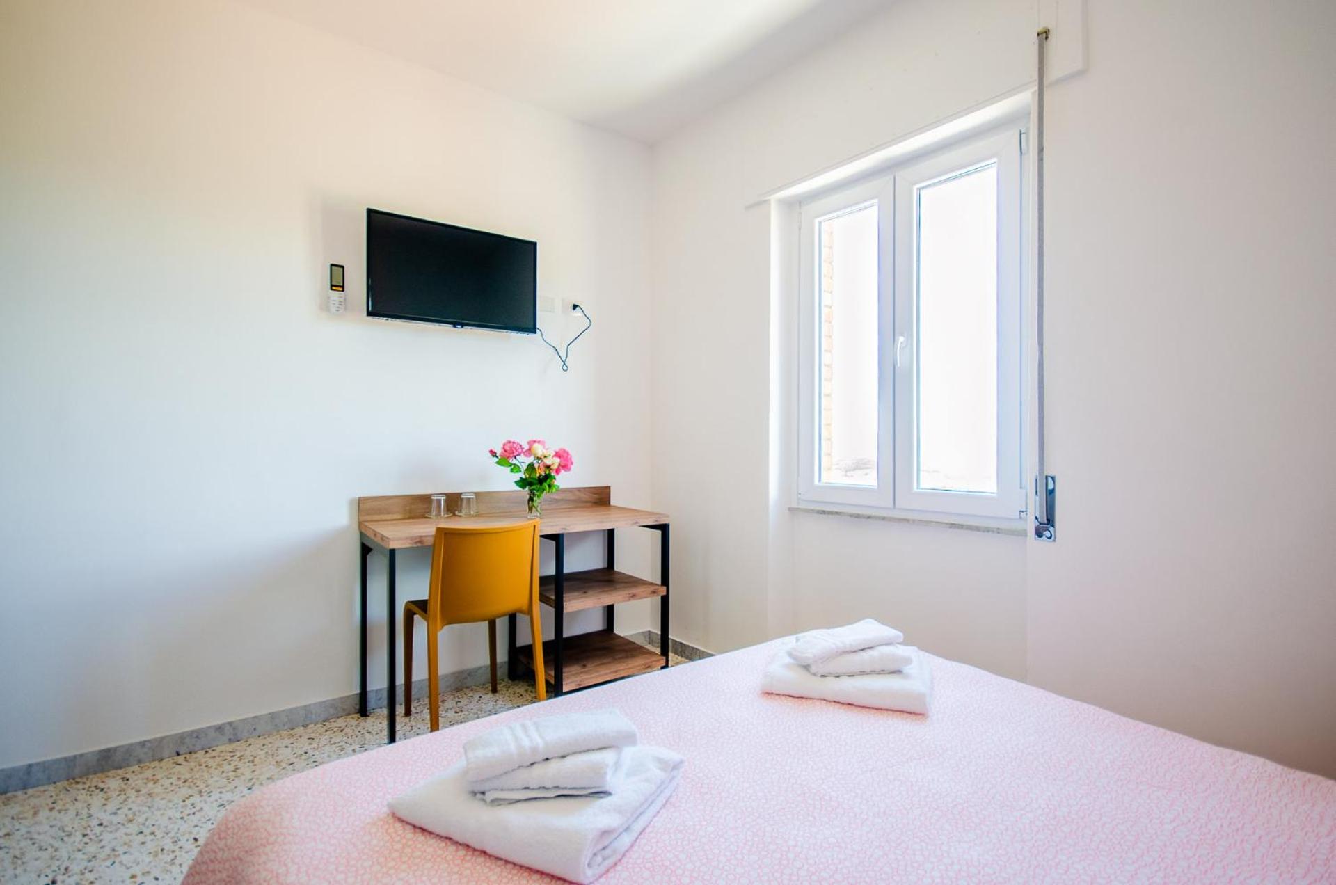 Double Room with Private Bathroom - Photo 4