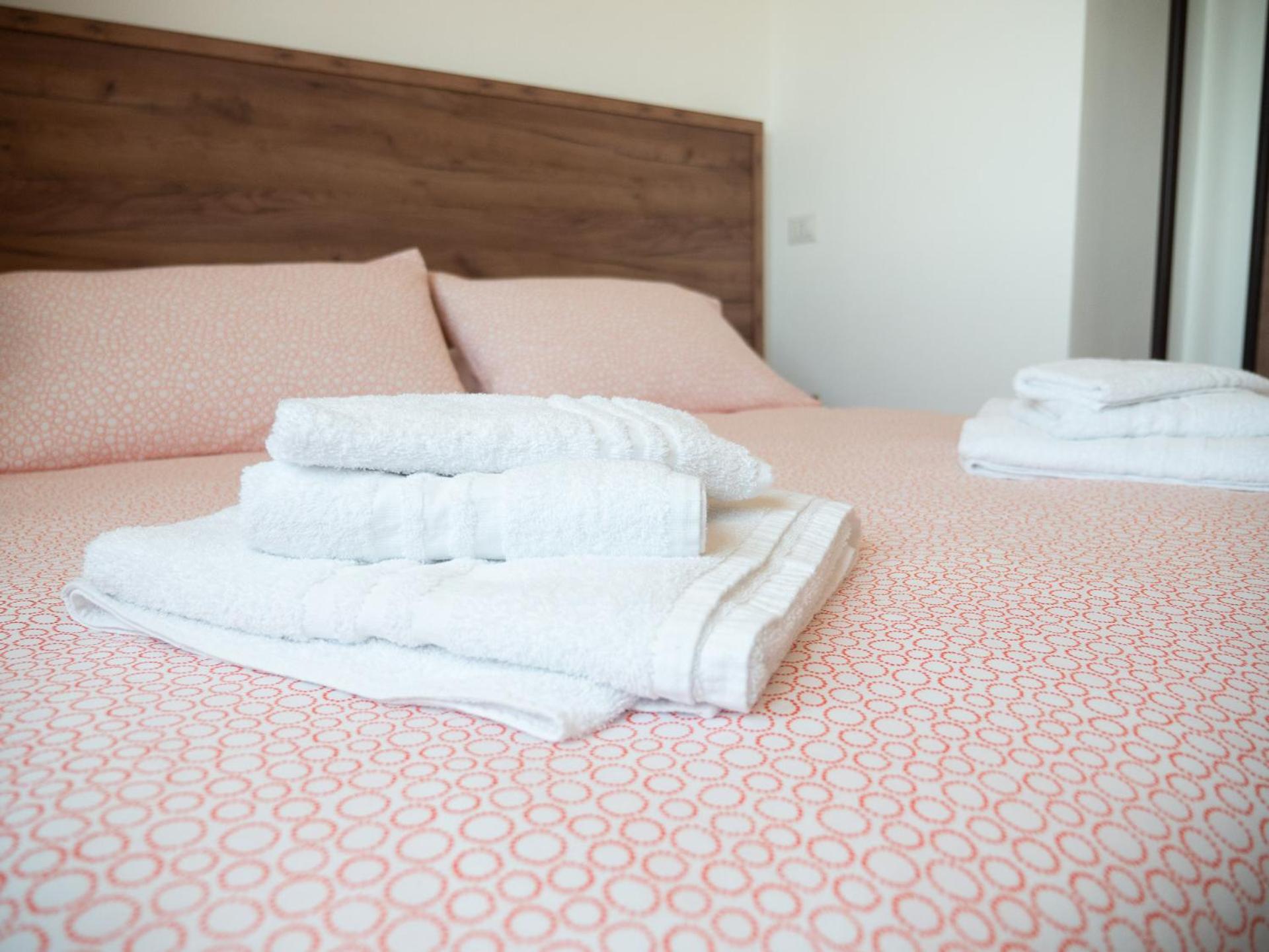 Double Room with Private Bathroom - Photo 10