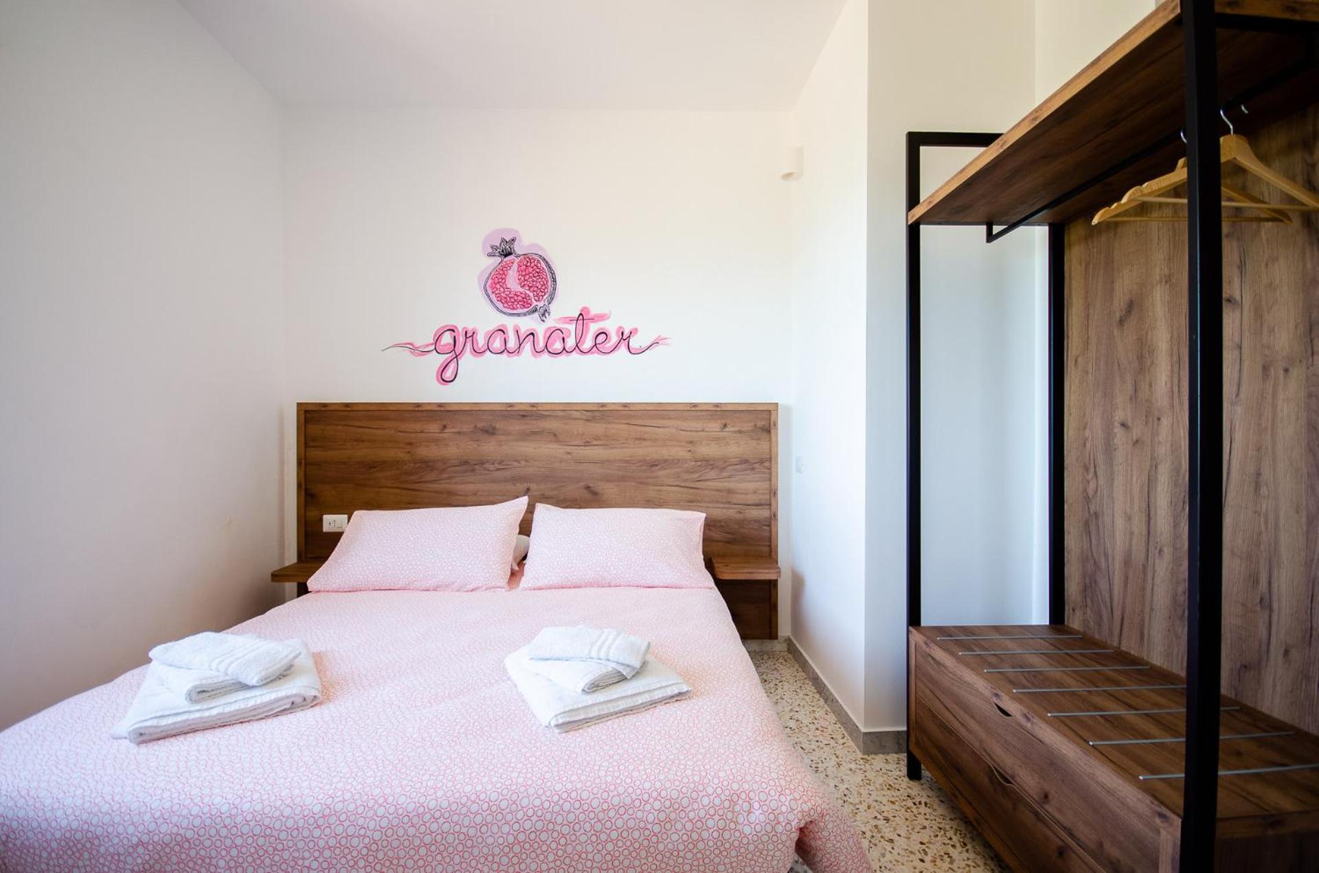 Double Room with Private Bathroom - Photo 9