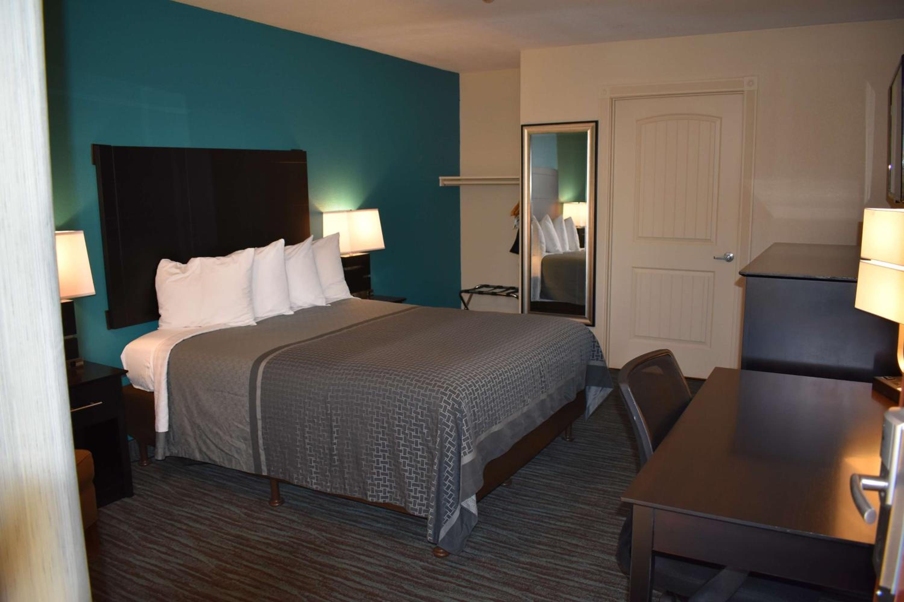 Queen Room photo 2