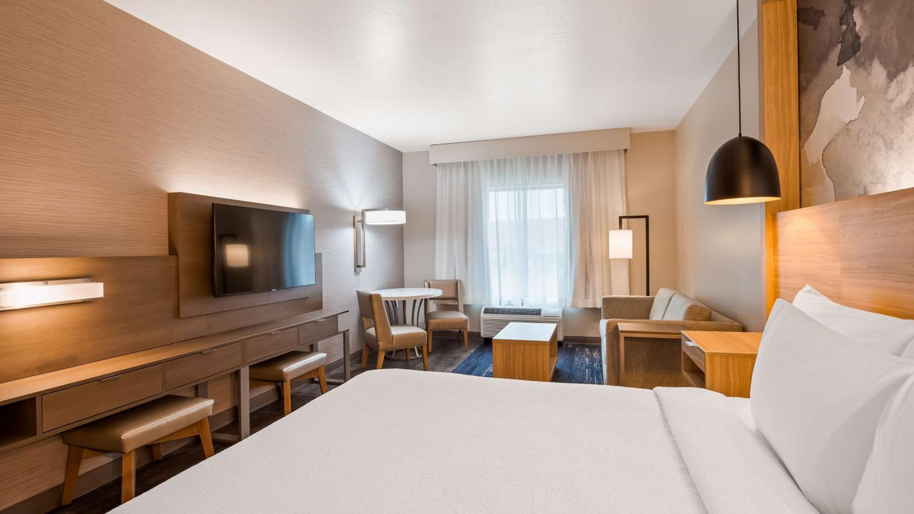 King Suite with Bath Tub and Sofa Bed - Disability Access/Non-Smoking - Photo 2
