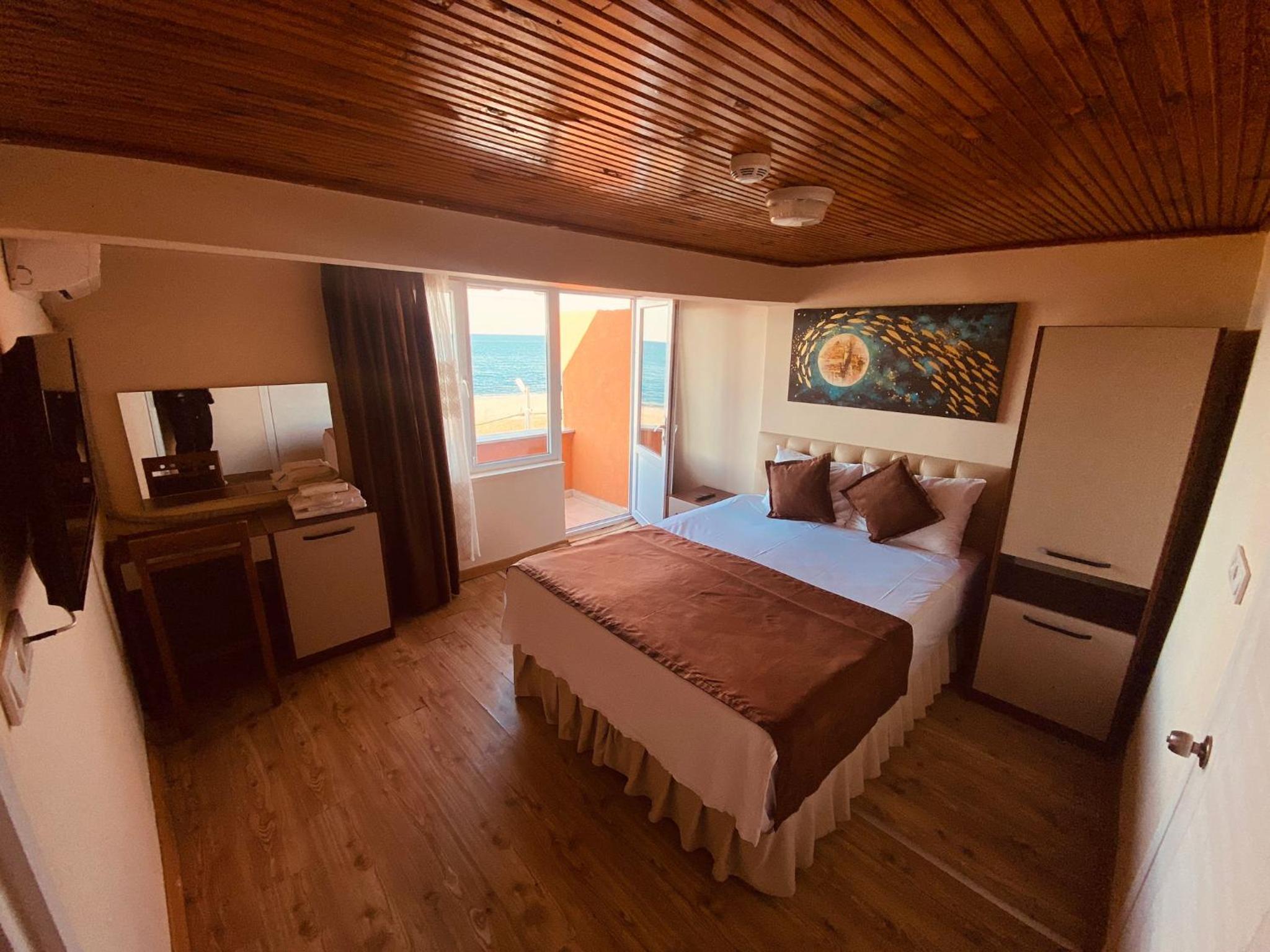 Double Room with Sea View - Photo 5