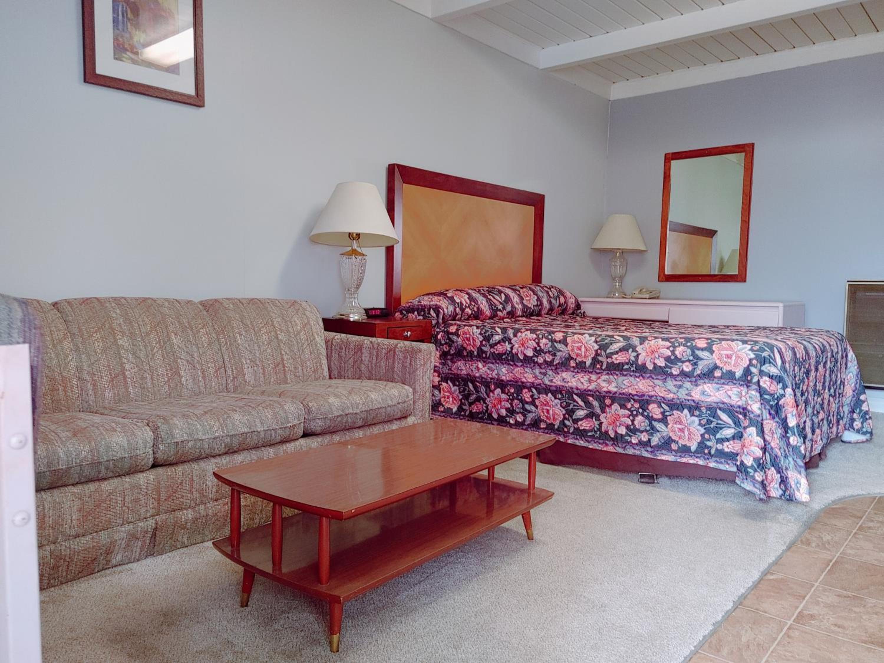 Queen Suite - Photo 1