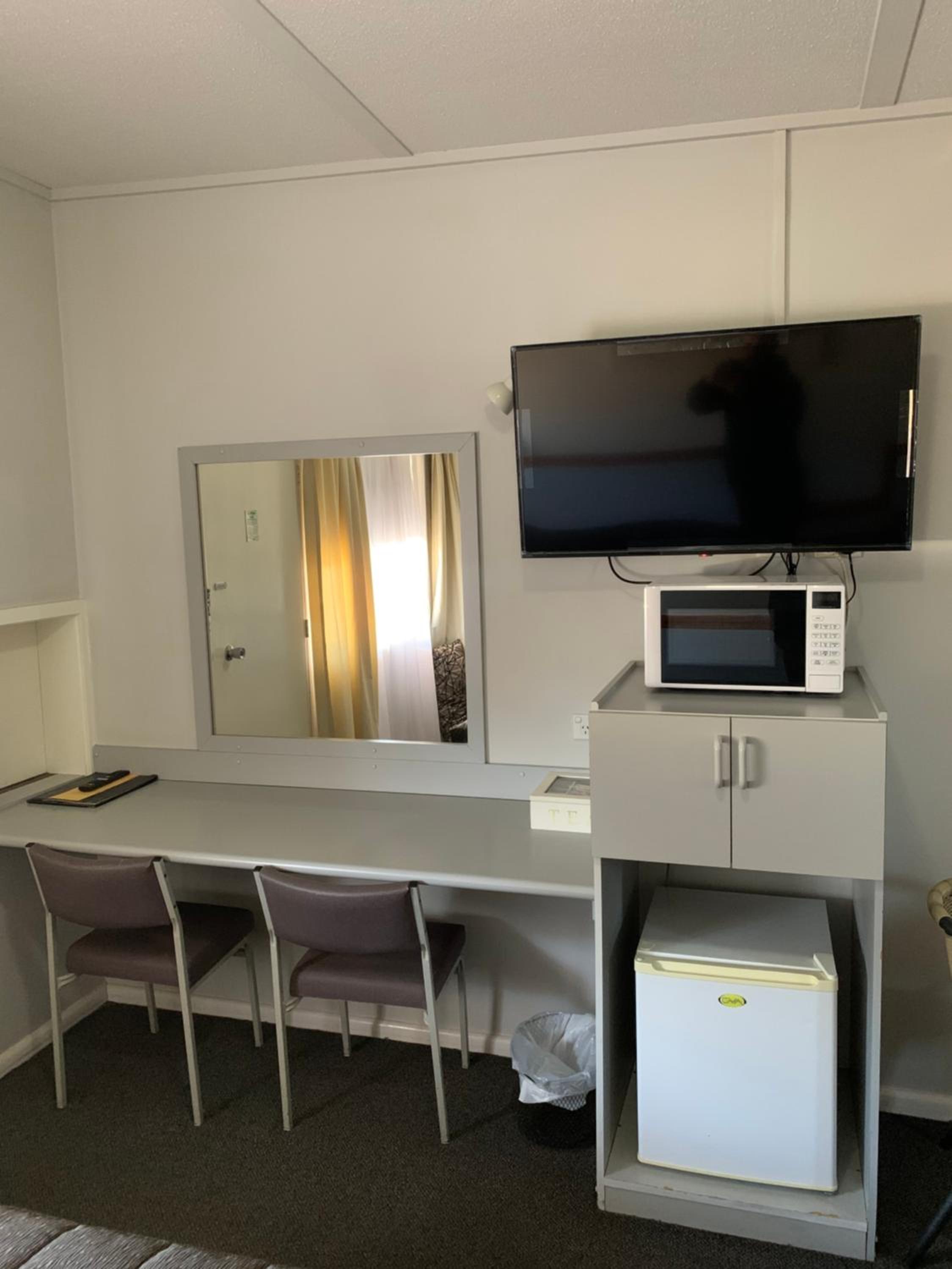 Deluxe King Room - Photo 8