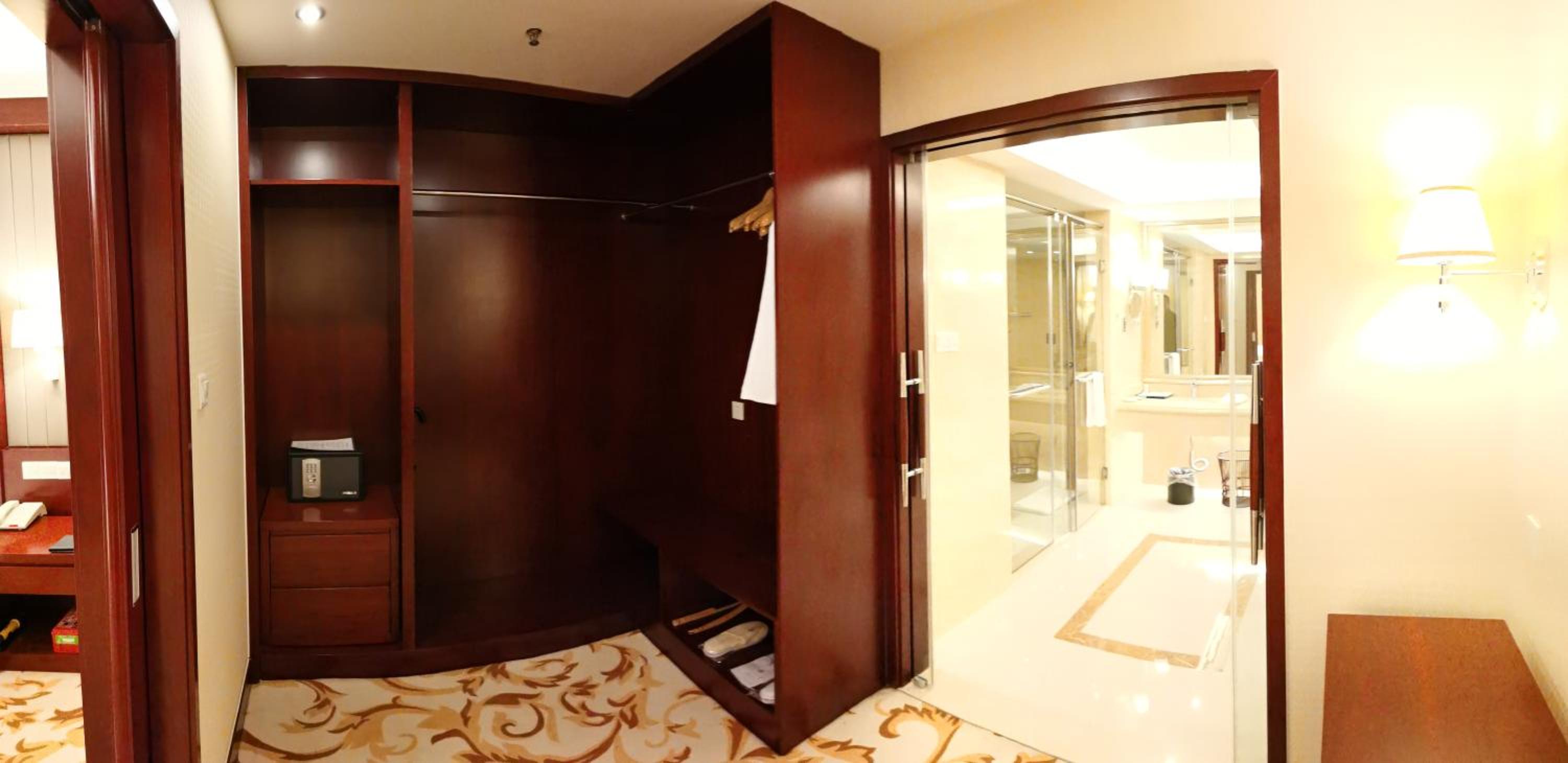 Deluxe Suite photo 3