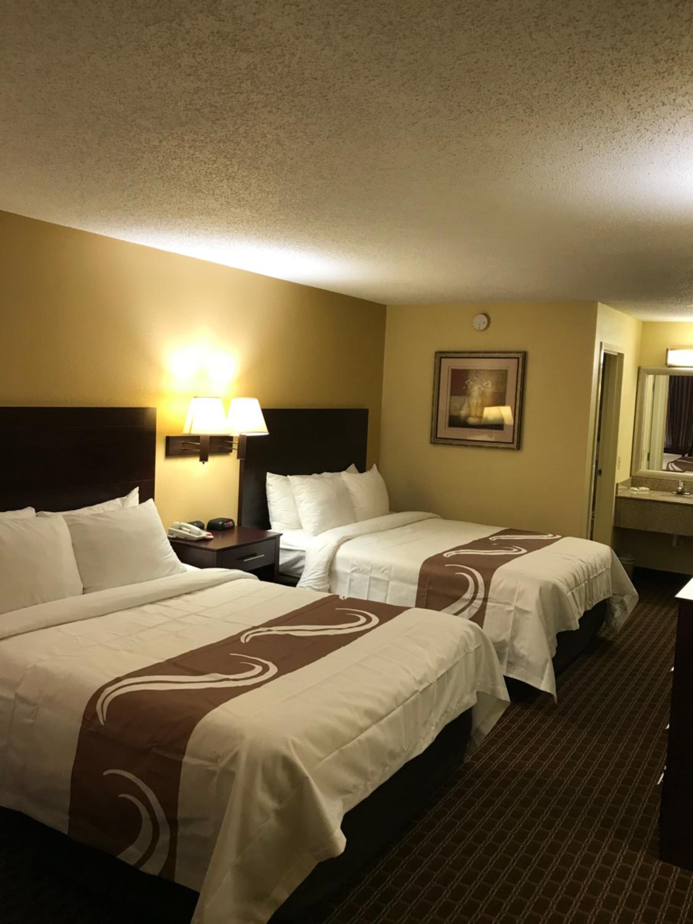 Queen Room with Two Queen Beds - Non-Smoking - Photo 9