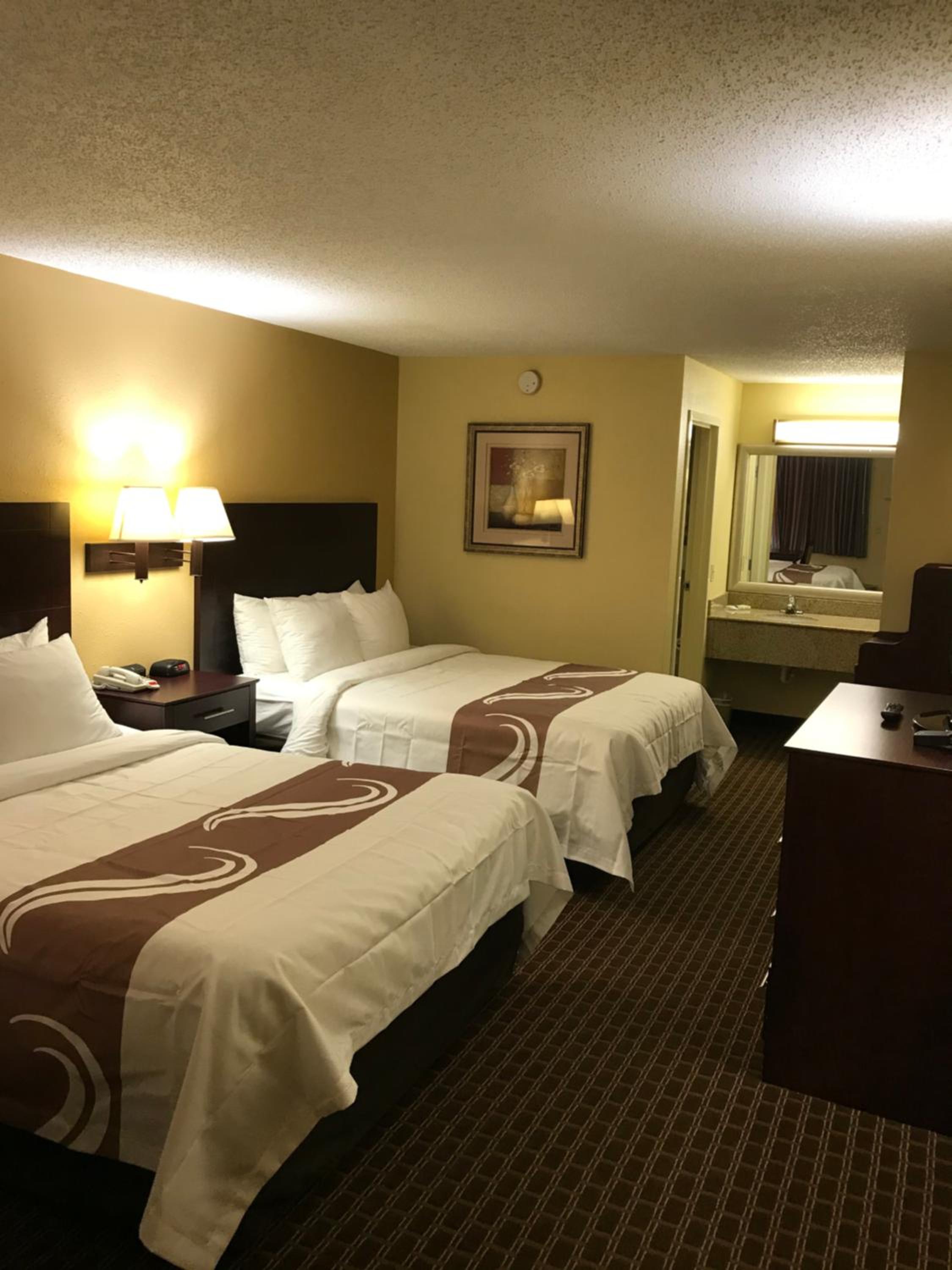 Queen Room with Two Queen Beds - Non-Smoking - Photo 8
