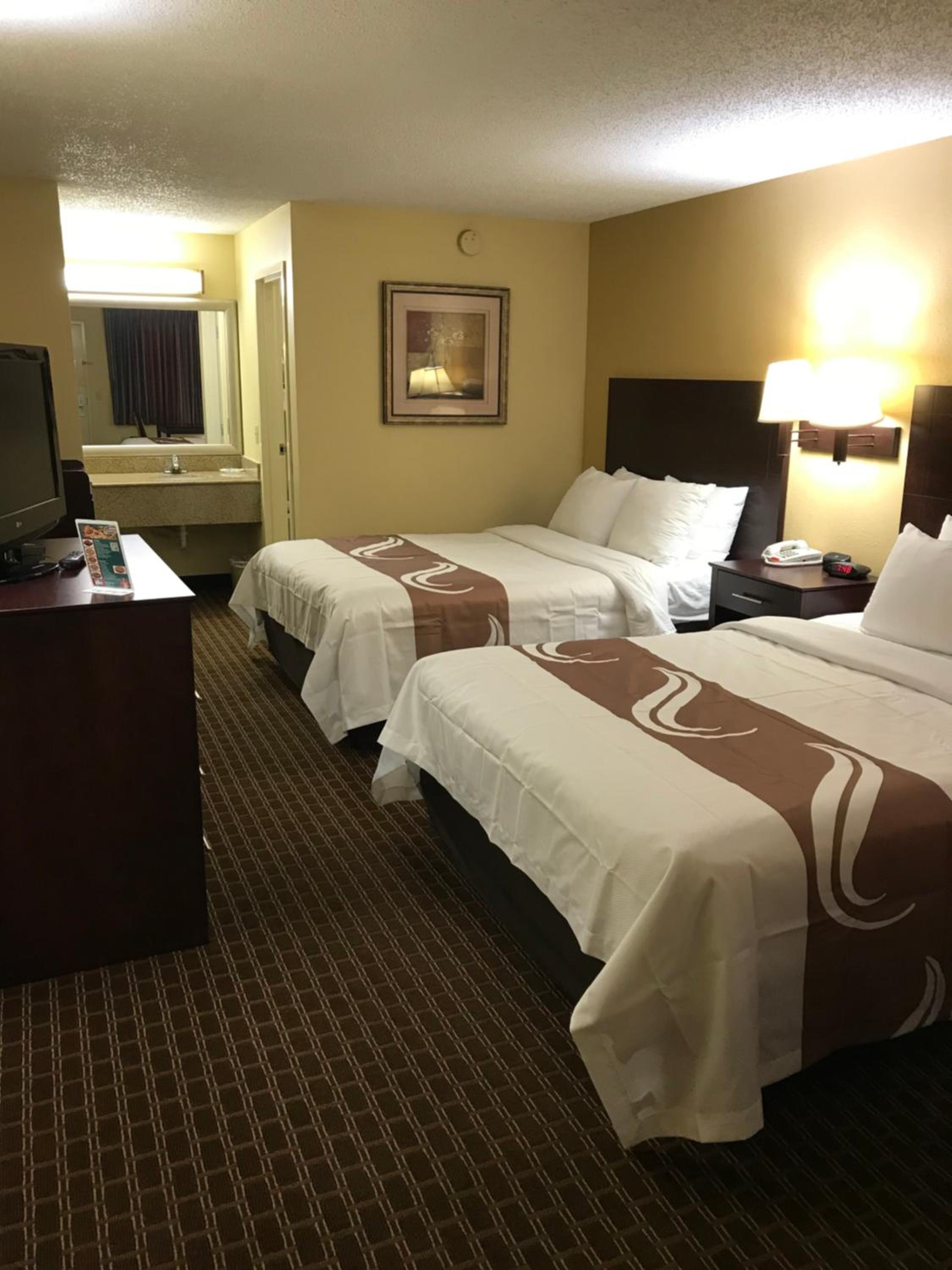Queen Room with Two Queen Beds - Non-Smoking - Photo 3