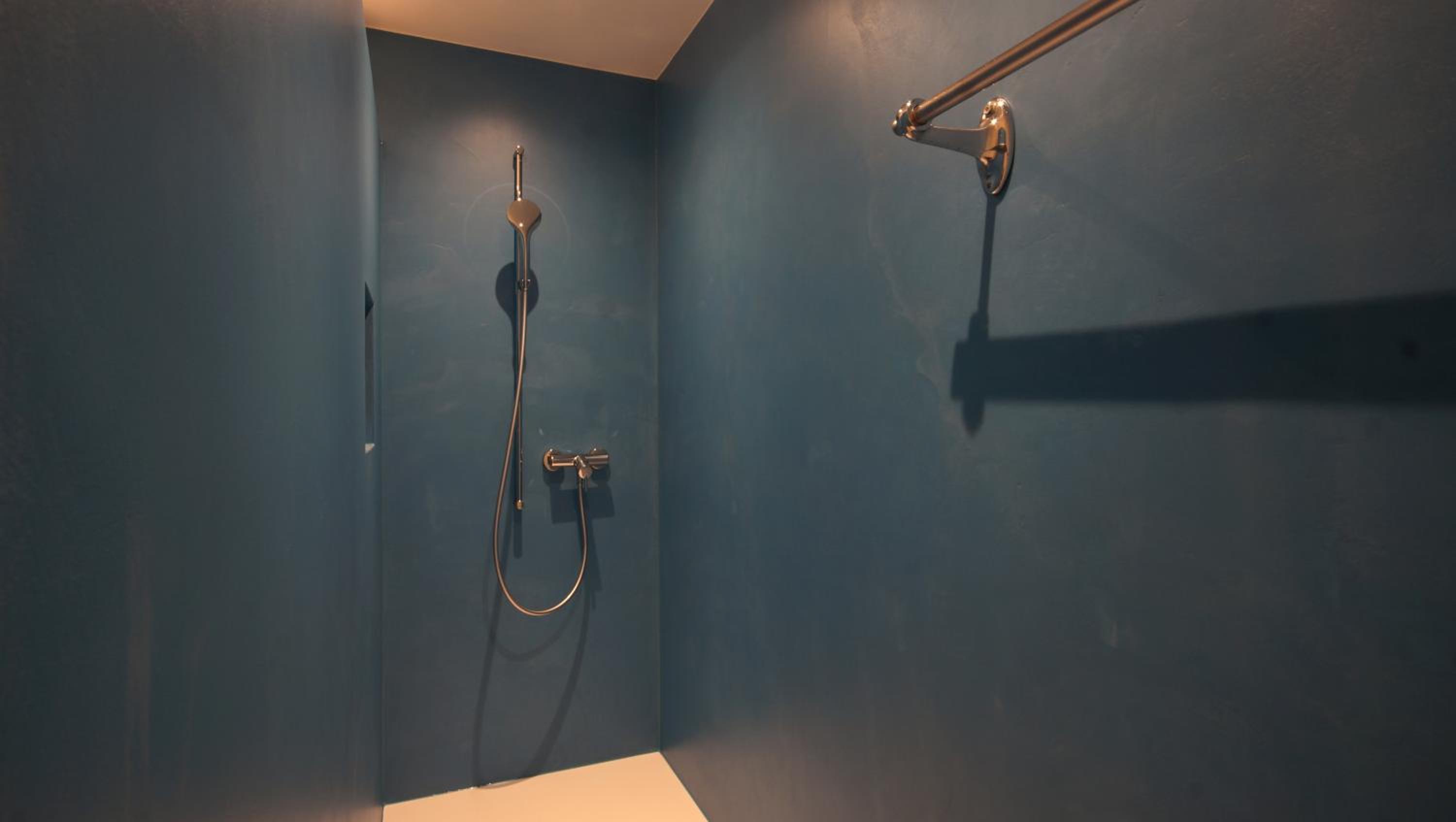 Family Room with Shared Bathroom photo 3
