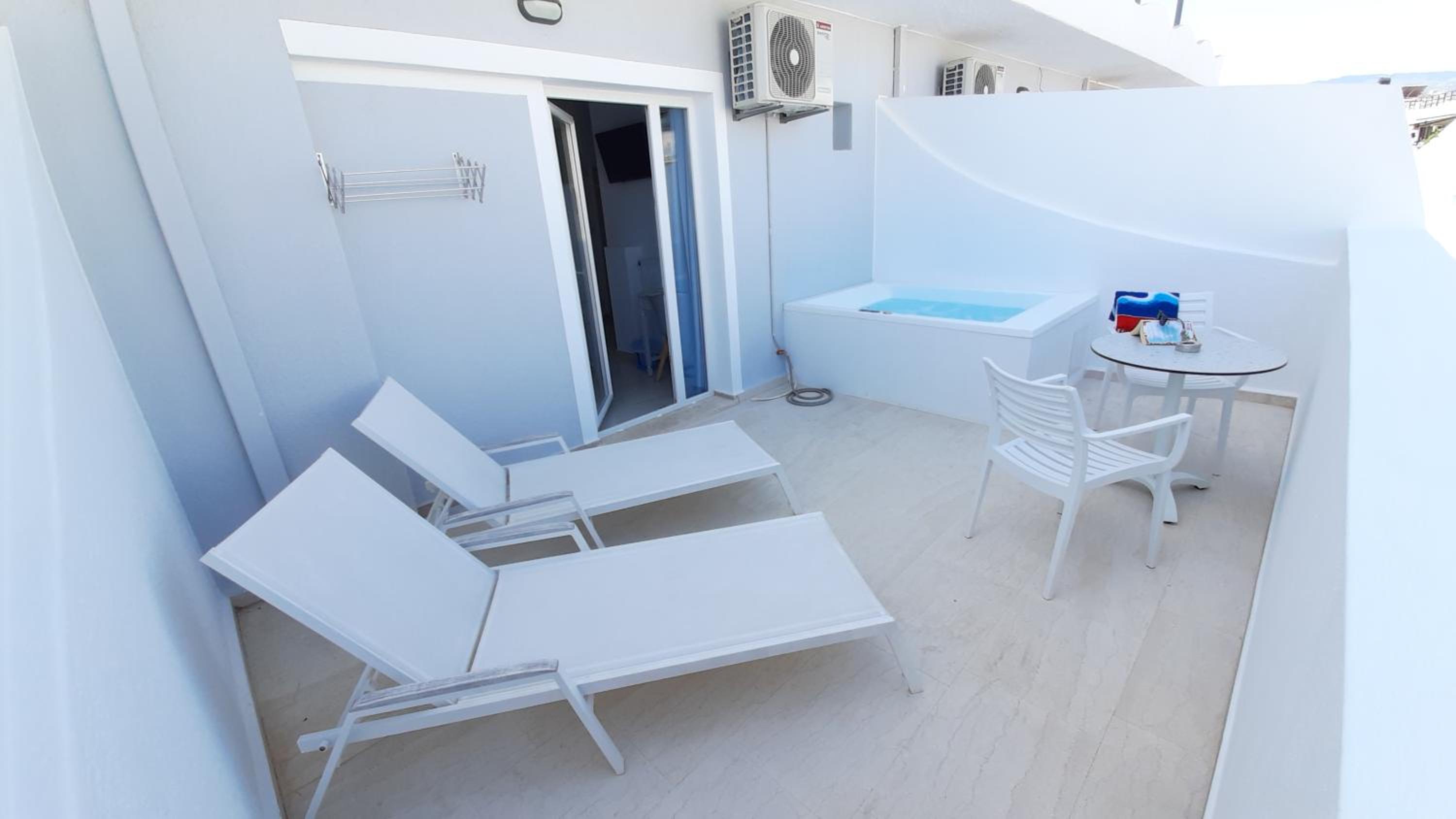 Superior Double or Twin Room with City View and minipool - Photo 7