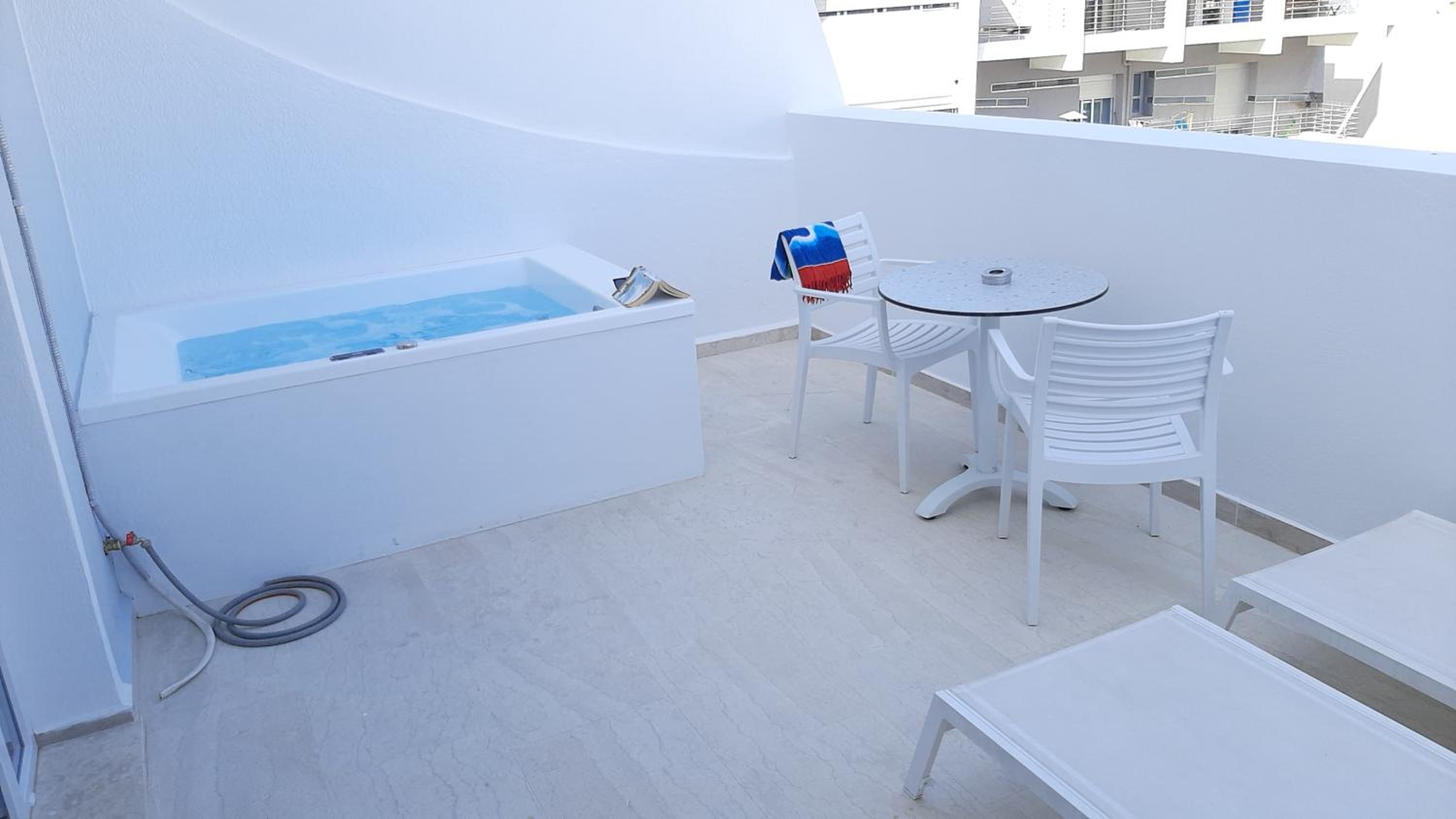 Superior Double or Twin Room with City View and minipool - Photo 8